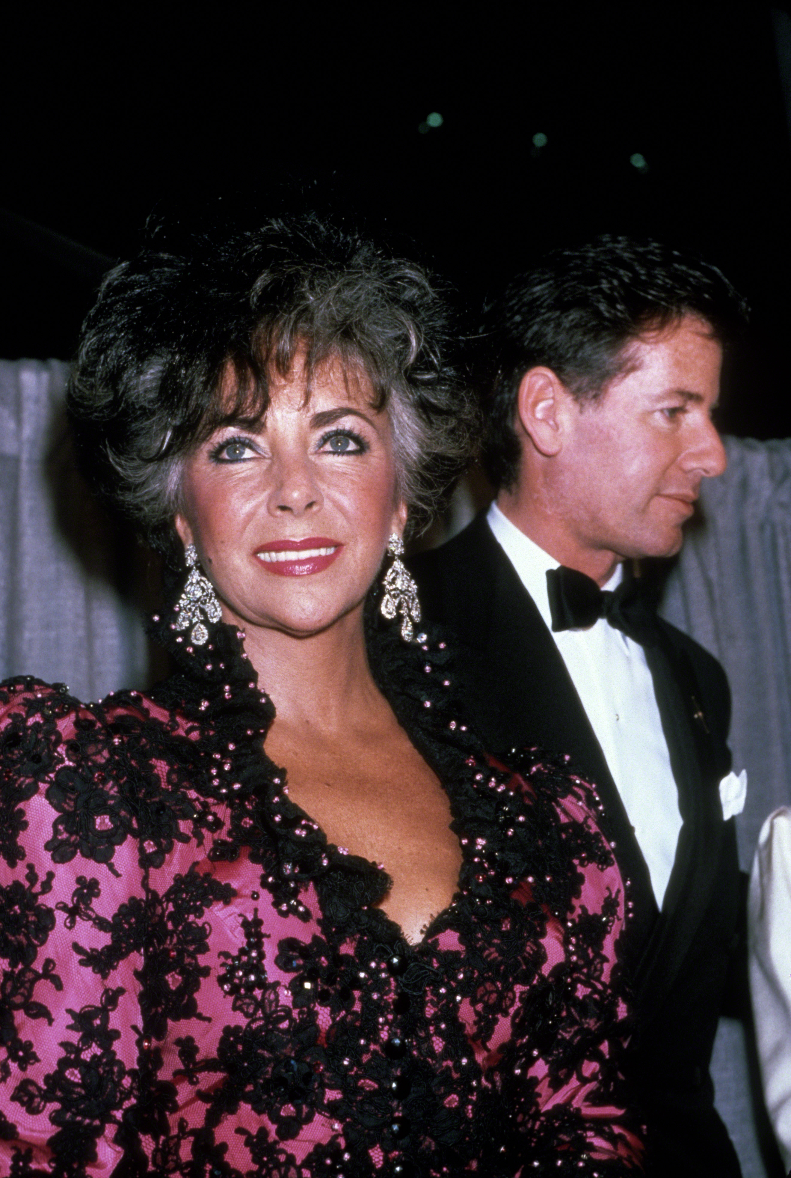 Elizabeth Taylor y Calvin Klein hacia 1986 en Nueva York. | Foto: Getty Images