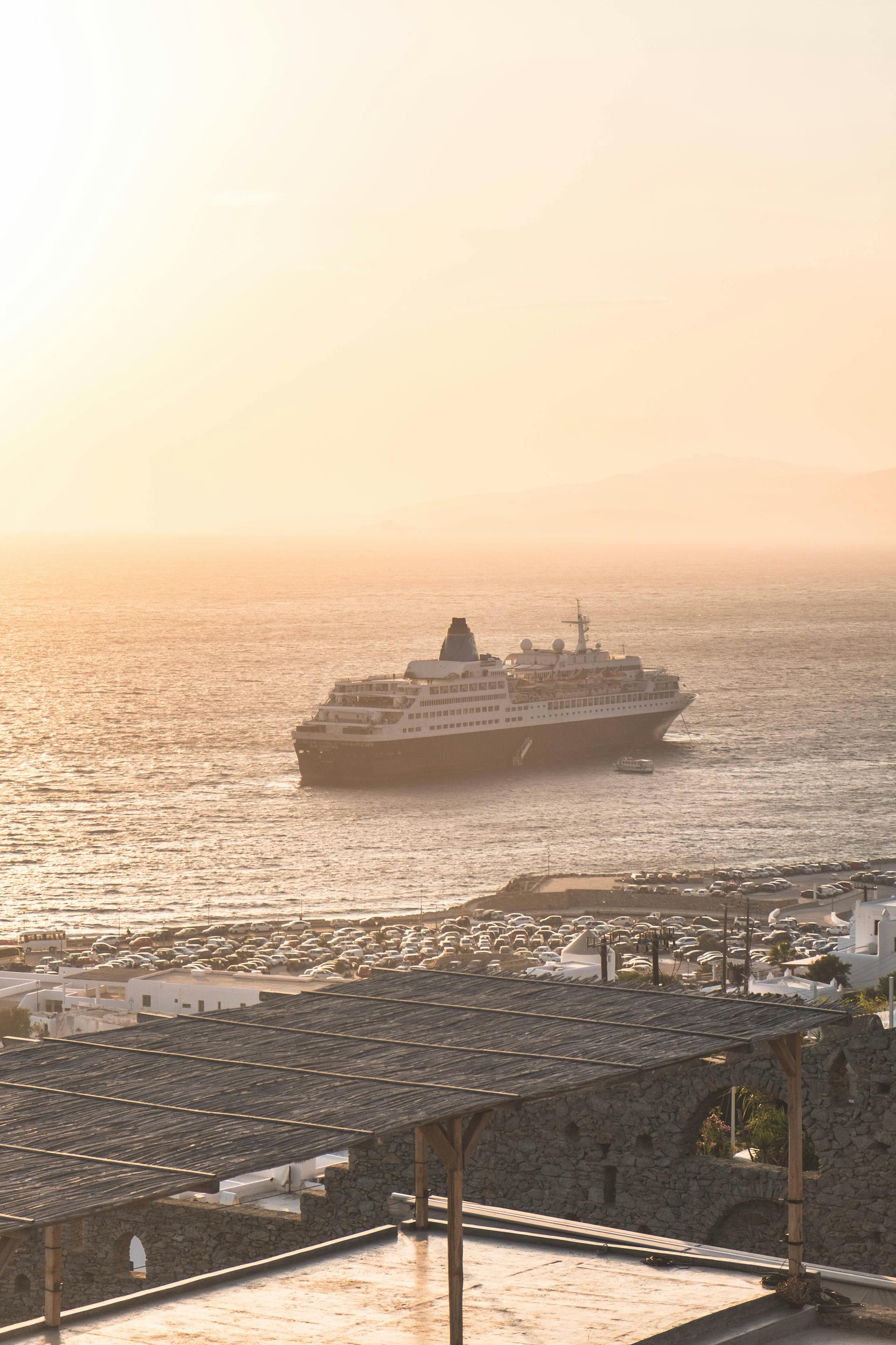 Un crucero cerca de tierra | Fuente: Pexels