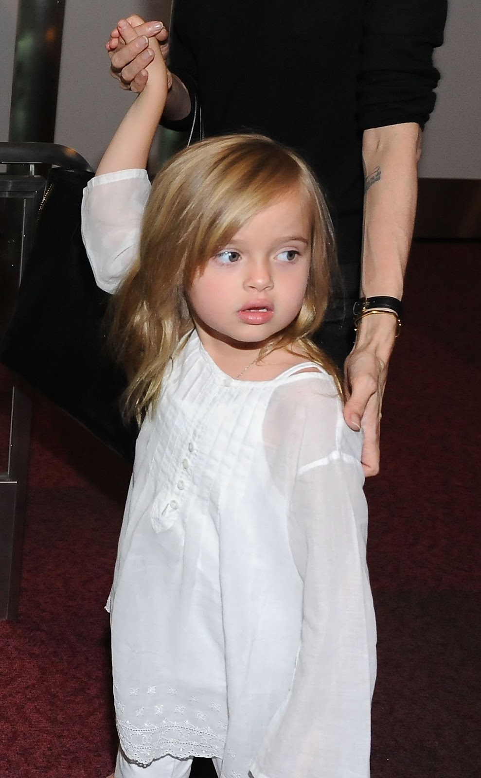 Vivienne Jolie-Pitt fotografiada en el Aeropuerto Internacional de Tokio el 28 de julio de 2013, en Japón | Fuente: Getty Images