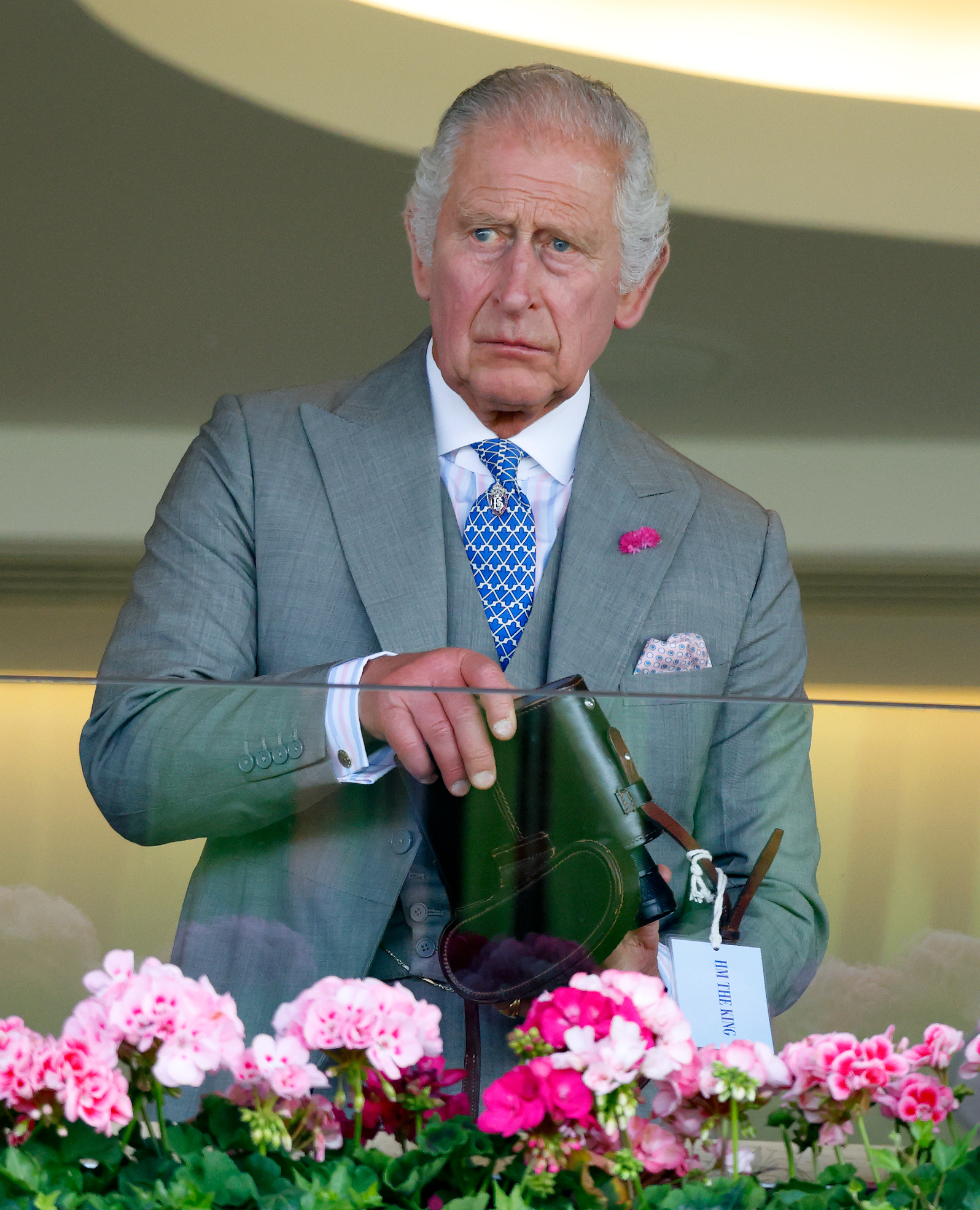 El rey Charles III se prepara para ver correr a su caballo, Circle of Fire, en Royal Ascot el 21 de junio de 2023 | Fuente: Getty Images