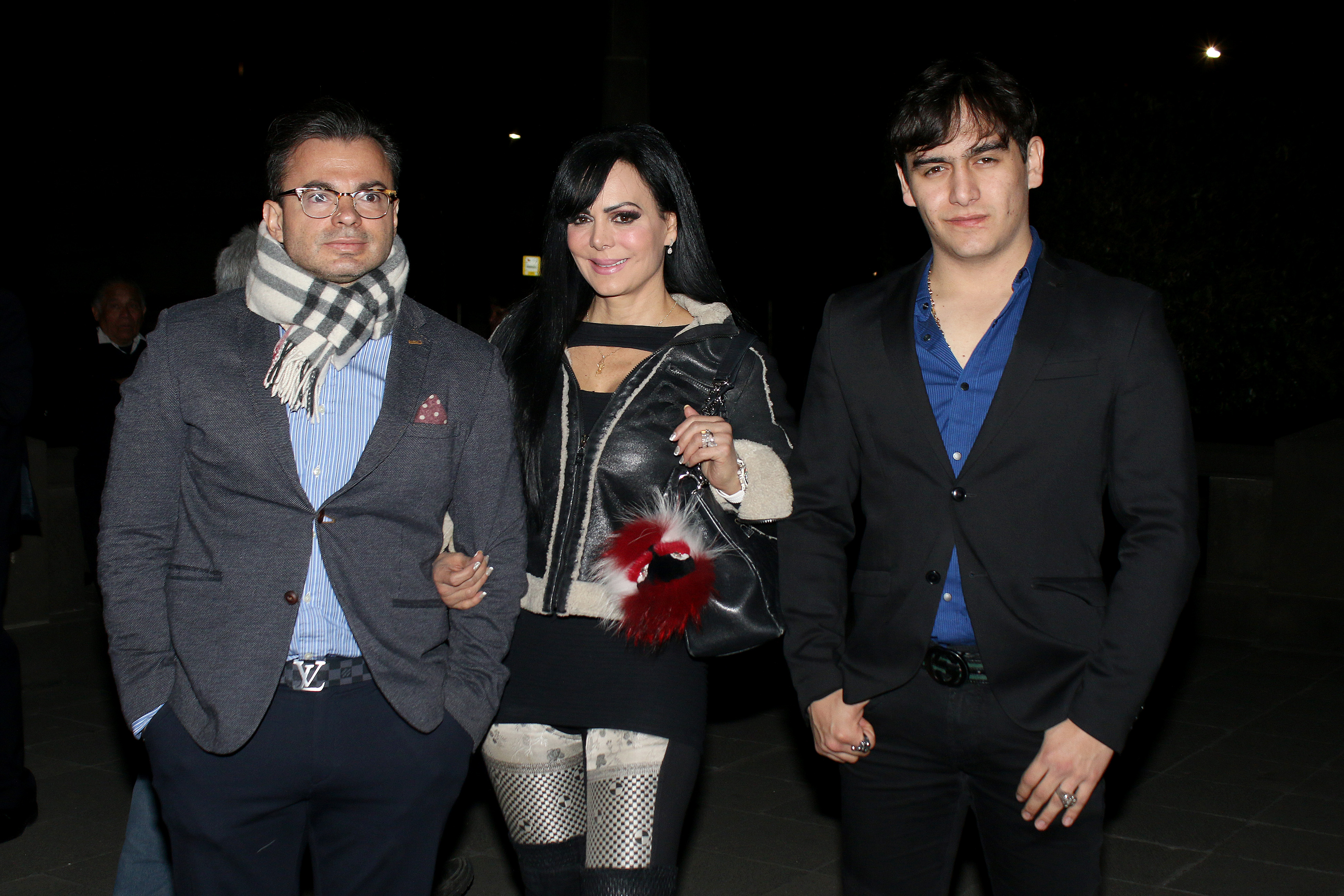 Marco Chacón, Maribel Guardia y Julián Figueroa posan para la foto durante la alfombra roja de la nueva colección del diseñador Mitzi el 31 de mayo de 2023 en Ciudad de México, México. | Fuente: Getty Images