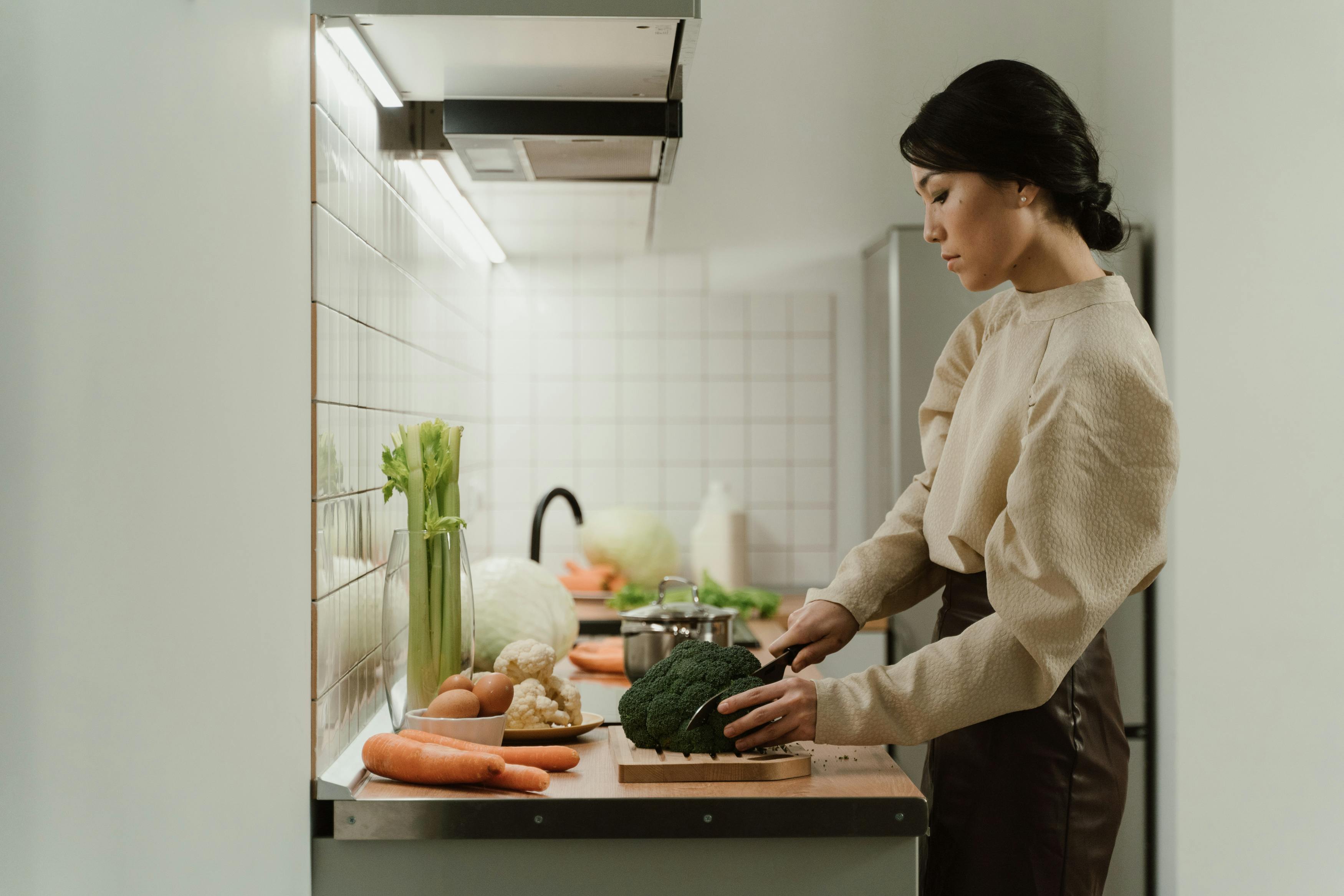 Una mujer cortando verduras. Imagen con fines ilustrativos | Foto: Pexels