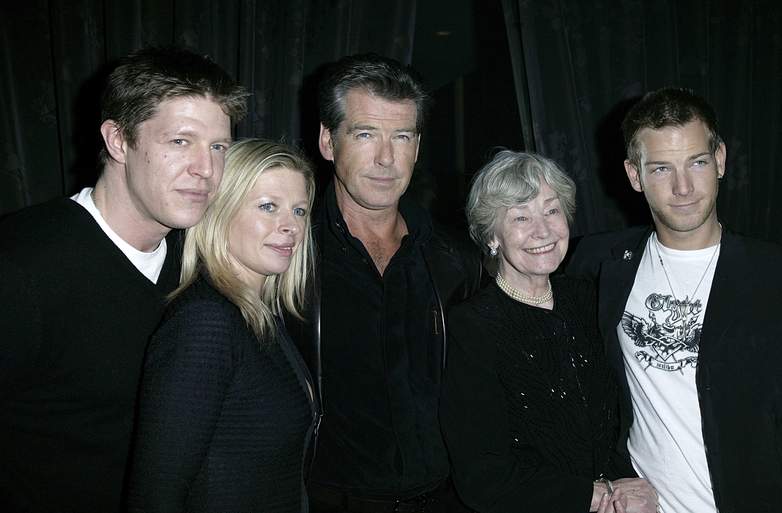 Christopher Brosnan, Charlotte Brosnan, May Smith, Pierce Brosnan y Sean Brosnan en la fiesta posterior a la proyección de "The Matador" el 21 de febrero de 2006, en Londres, Inglaterra. | Fuente: Getty Images