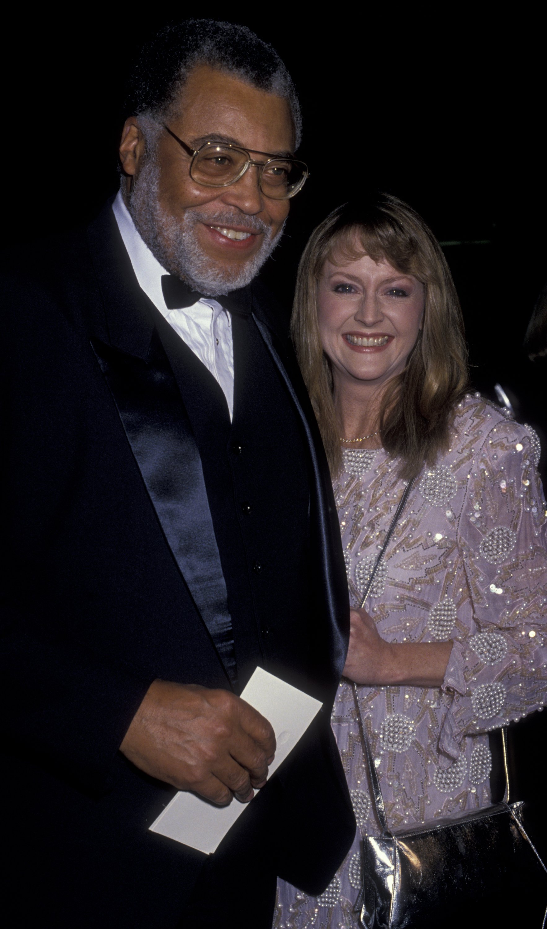 James Earl Jones y su esposa Cecilia Hart asisten a la 47 edición de los Globos de Oro el 20 de enero de 1990 en el Hotel Beverly Hilton de Beverly Hills, California | Fuente: Getty Images