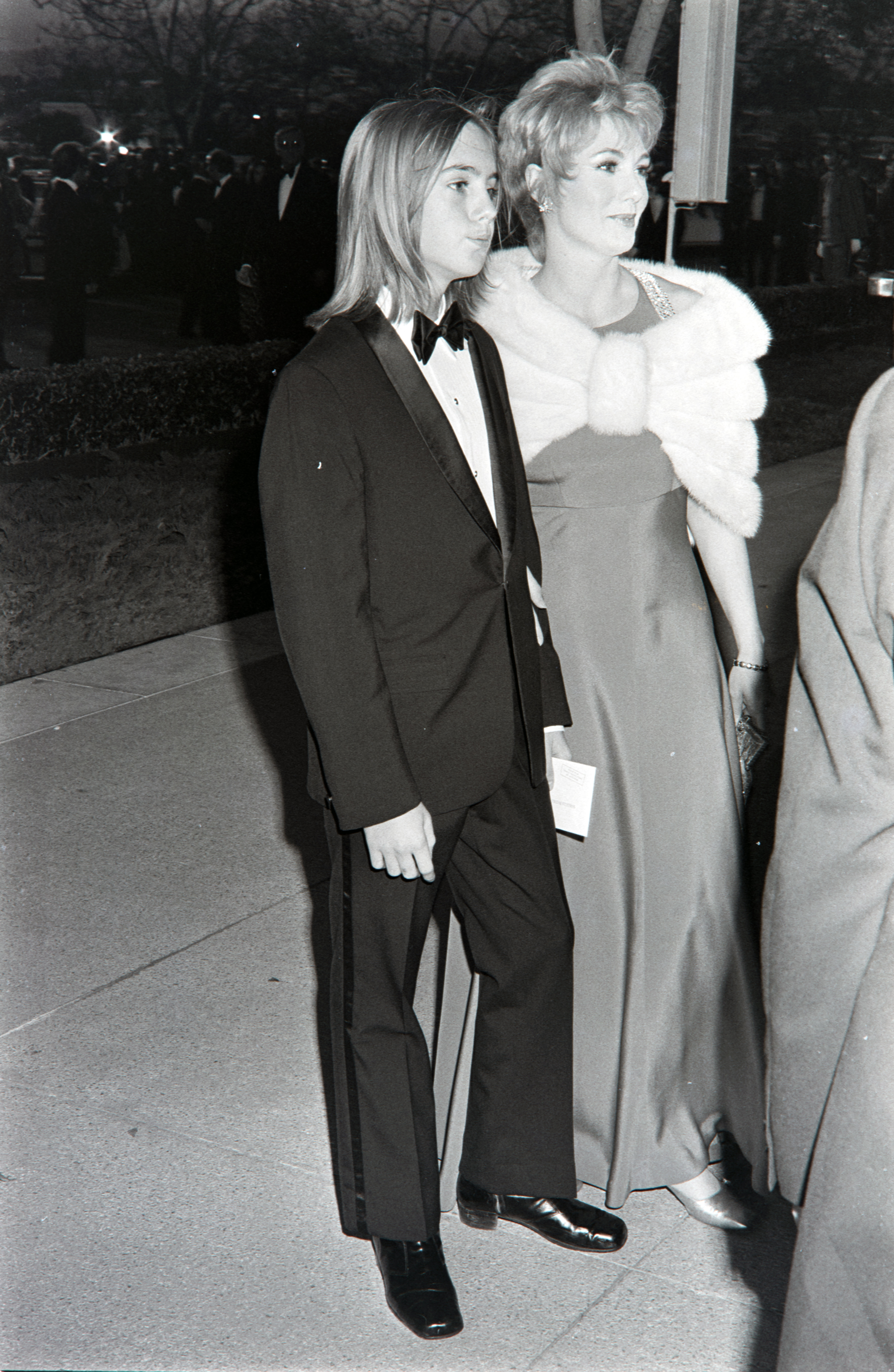 El cantante y su madre en la 44ª edición de los Premios de la Academia, el 10 de abril de 1972, en Los Ángeles, California. | Fuente: Getty Images