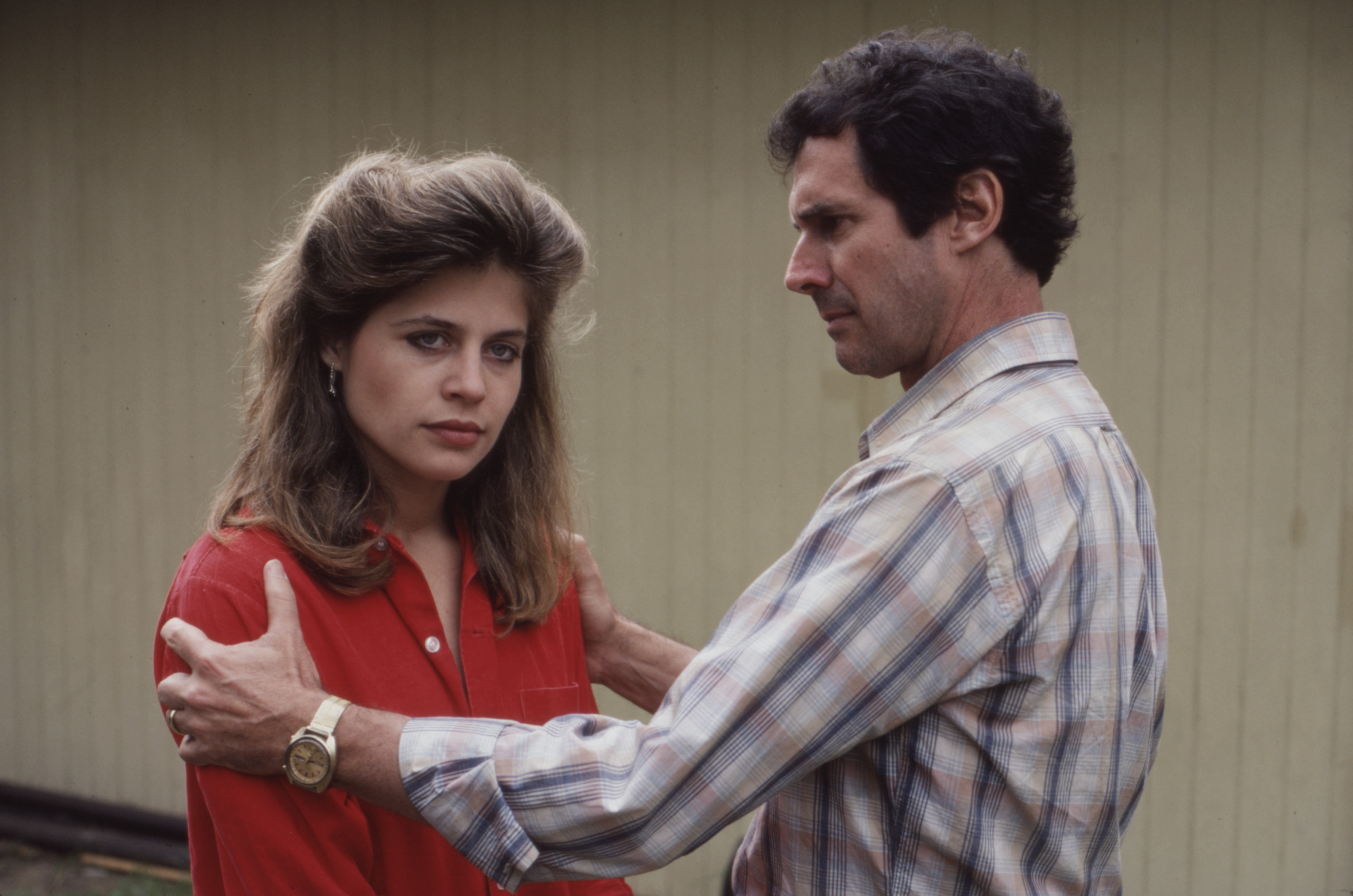 Linda Hamilton y Bradford Dillman en una foto promocional de "King's Crossing", hacia 1982 | Fuente: Getty Images