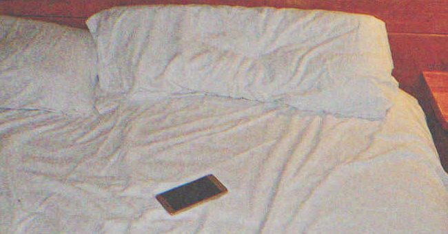 Un celular sobre la cama | Foto: Shutterstock