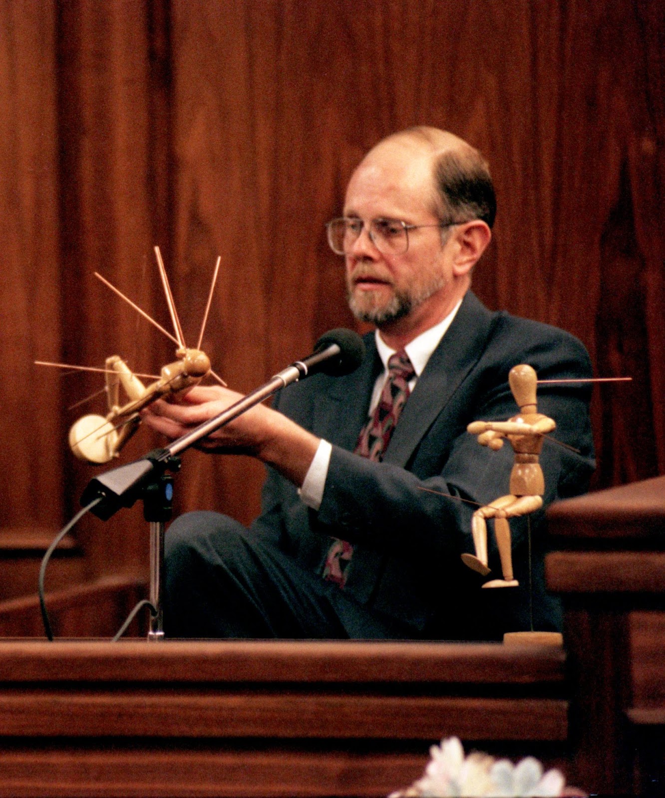 Robert Lawrence de Stockton, California, sosteniendo un maniquí e ilustrando las heridas de bala de Kitty Menéndez durante el juicio por asesinato de los hermanos Menendez en 1995 | Fuente: Getty Images