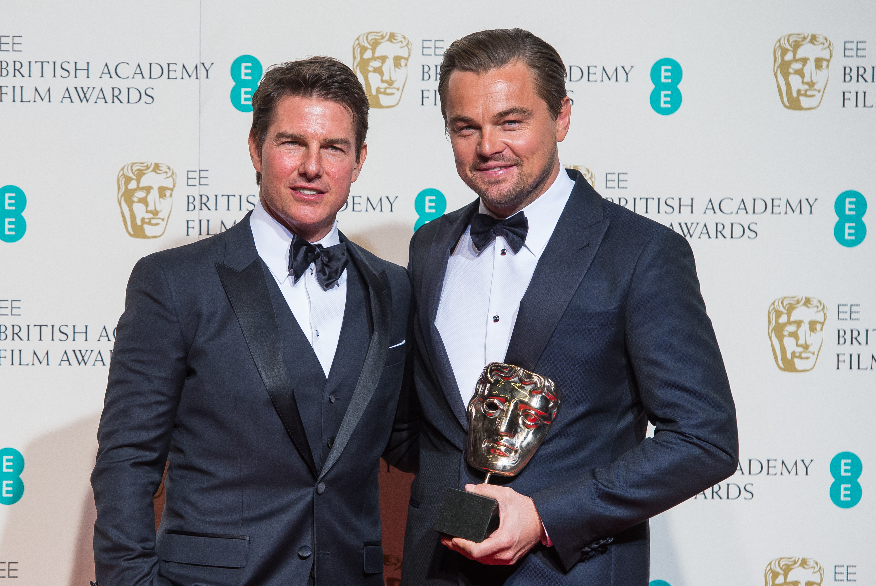 Tom Cruise y Leonardo DiCaprio en los EE British Academy Film Awards en Londres, Inglaterra, el 14 de febrero de 2016. | Fuente: Getty Images