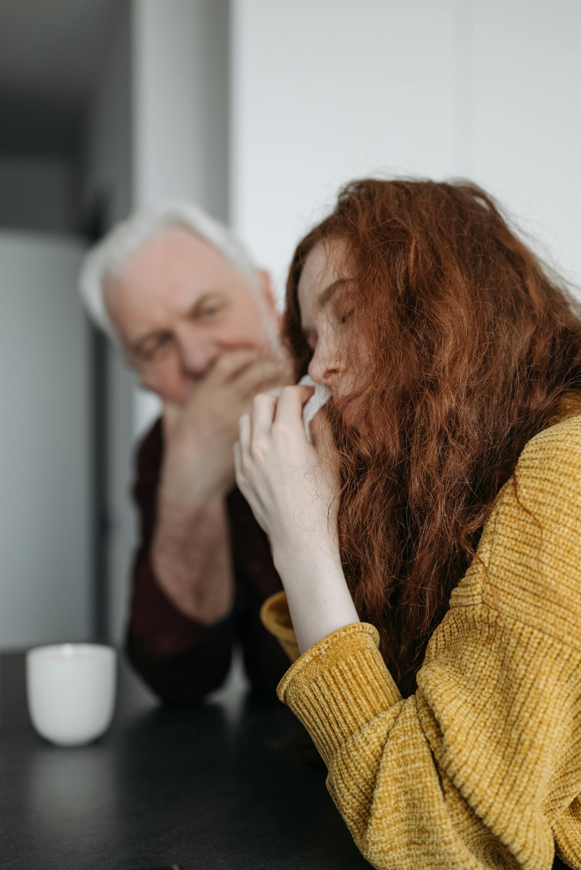 Un anciano consolando a su nieta adulta | Fuente: Pexels