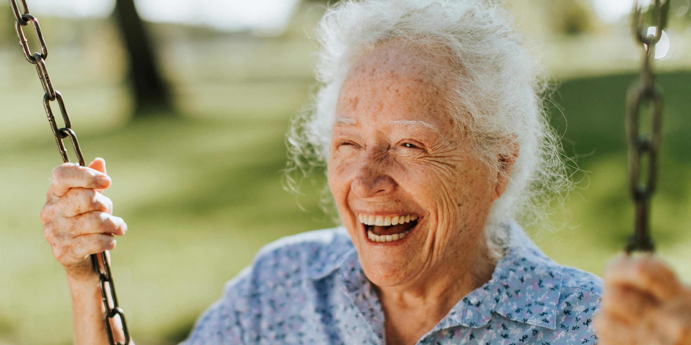 Una mujer riendo | Fuente: Shutterstock