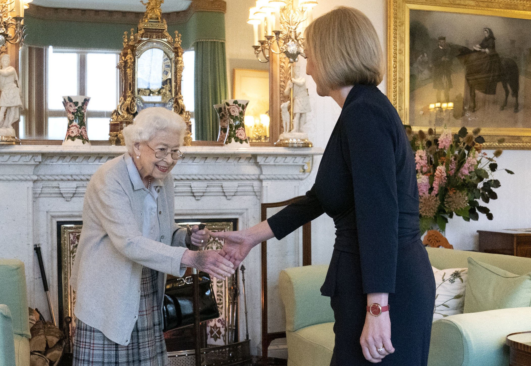 La reina Elizabeth II saludando a la líder recién elegida del partido conservador Liz Truss en Balmoral, el 6 de septiembre de 2022 en Aberdeen, Escocia. | Foto: Getty Images