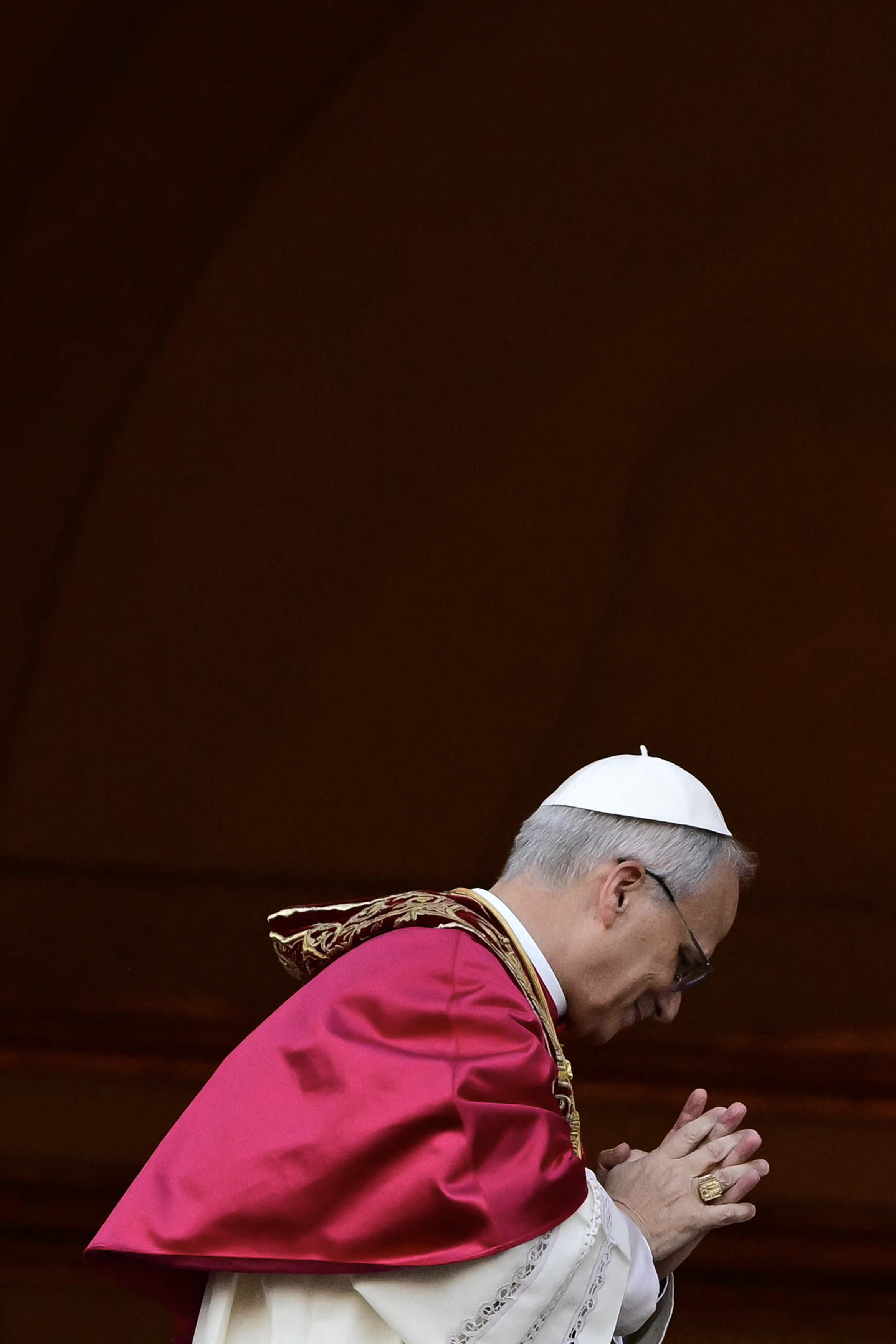El recién elegido papa León XIV, Robert Prevost desde el balcón de la logia central de la Basílica de San Pedro por primera vez, después de que los cardenales terminaran el cónclave, en El Vaticano, el 8 de mayo de 2025. | Fuente: Getty Images