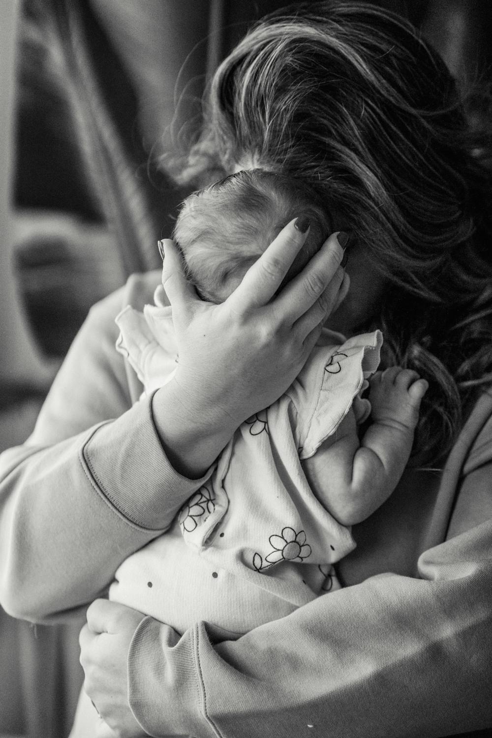 Una mujer abraza a su recién nacido | Fuente: Pexels