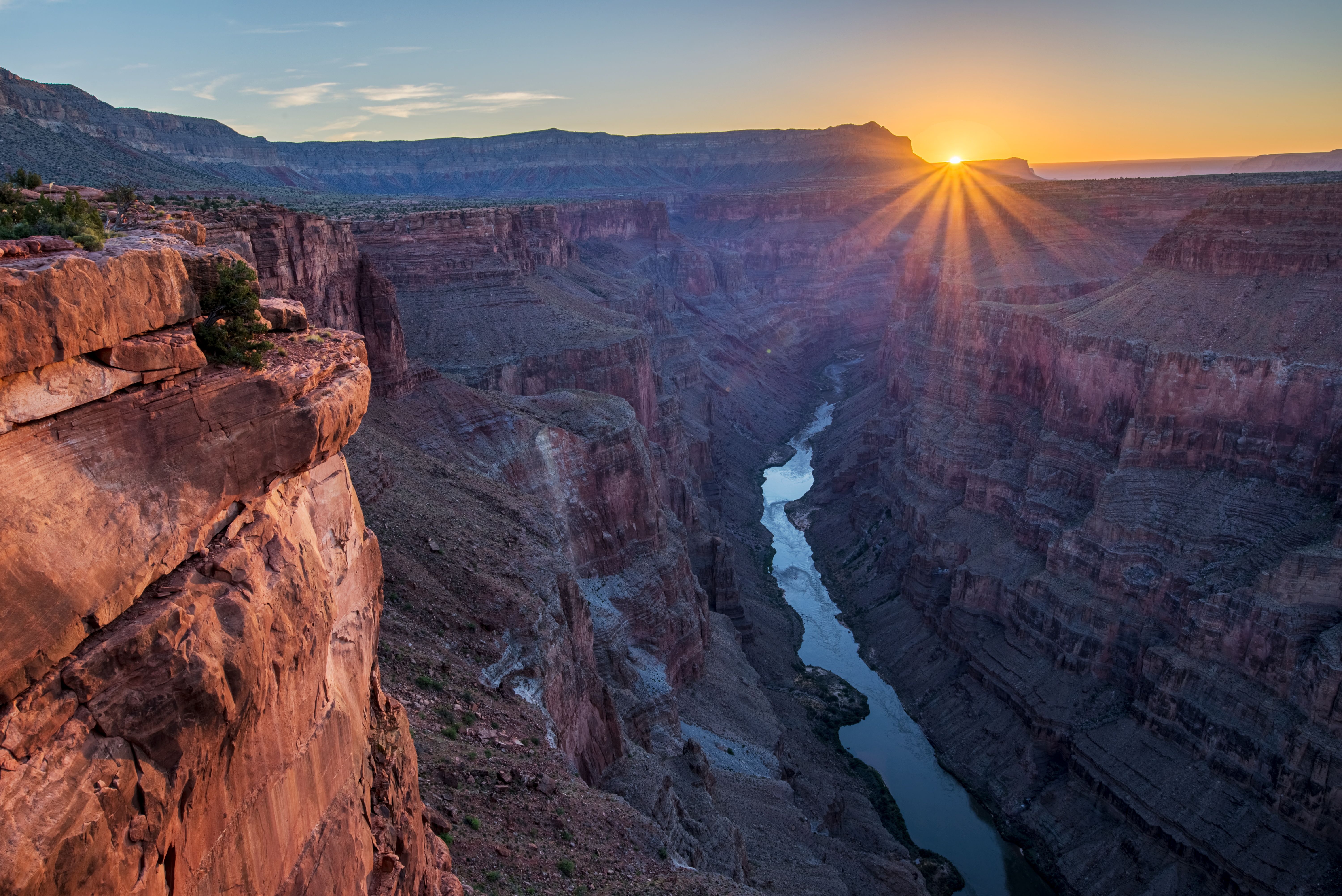 Un impresionante amanecer ilumina Toroweap Point, en el Gran Cañón, con colores intensos | Fuente: Pexels