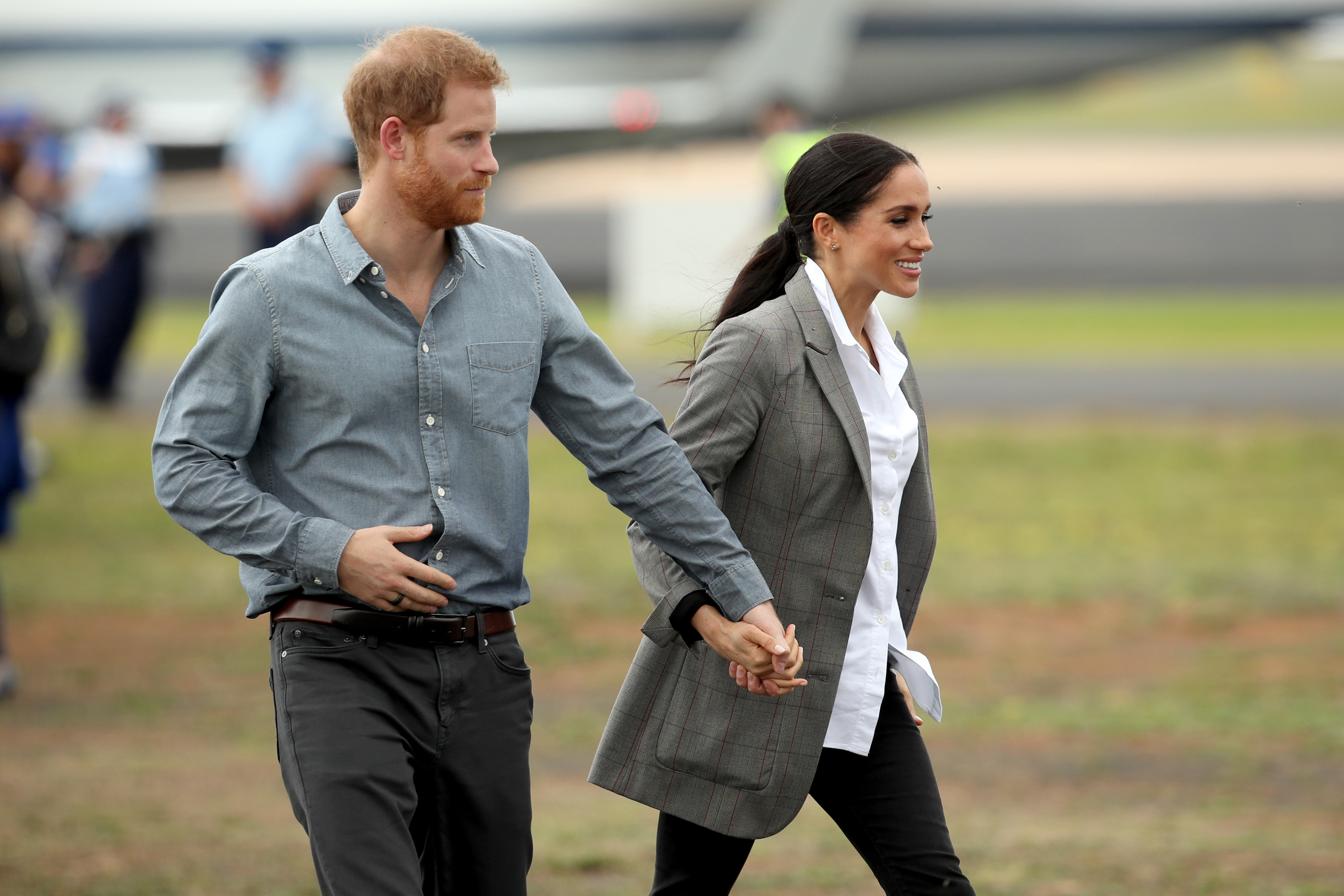 El príncipe Harry y Meghan Markle llegan al aeropuerto de Dubbo, en Australia, el 17 de octubre de 2018, durante una gira real oficial. Su llegada a Gran Bretaña en agosto de 2026 se produjo en circunstancias muy diferentes, ya que regresaron con sus hijos para empezar una vida familiar privada en el Reino Unido. | Fuente: Getty Images