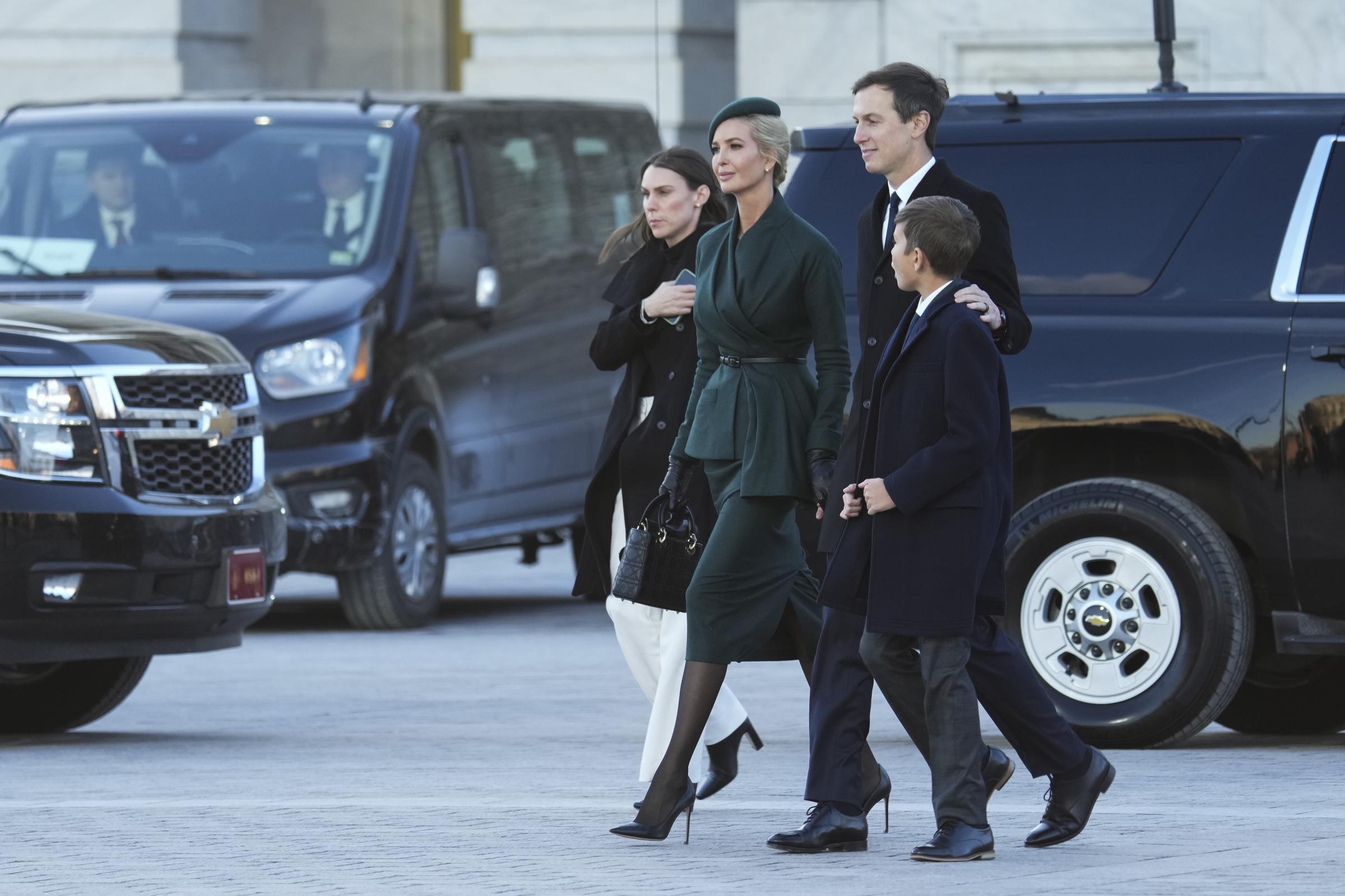 Ivanka Trump, Jared Kushner y su hijo Joseph saliendo del Frente Este del Capitolio de los Estados Unidos. | Fuente: Getty Images