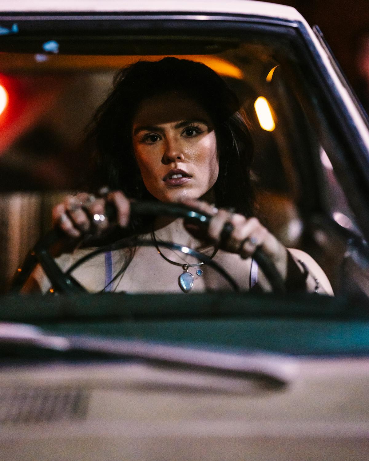 Una mujer seria en un automóvil de noche | Fuente: Pexels