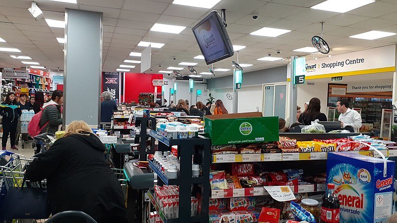 Largas filas en el supermercado Smart debido a las compras nerviosas por el COVID-19, el 24 febrero de 2020. | Foto: Wikimedia Commons