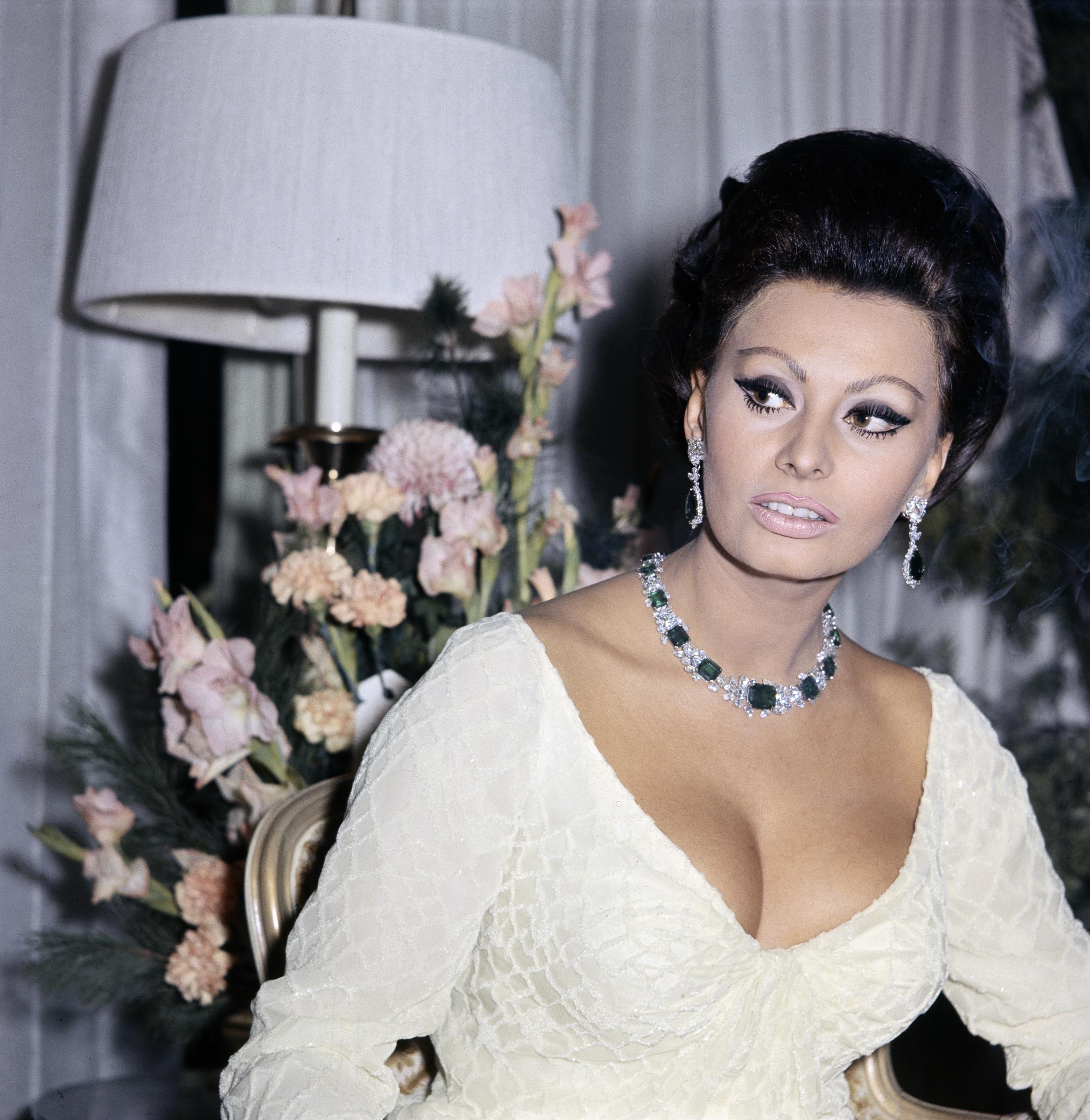 La estrella de cine italiana Sophia Loren posa para los fotógrafos antes de asistir al estreno en Nueva York de la película Dr. Zhivago.