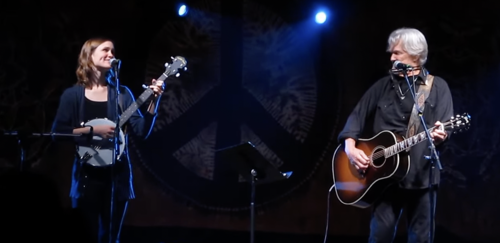 Kelly y Kris Kristofferson actuando juntos en directo en el Spirit of the Suwannee Music Park - Magnolia Fest 2013. | Fuente: YouTube/Dan Schram