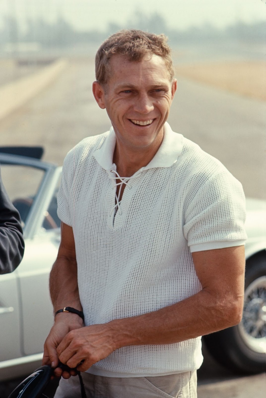 Steve McQueen fotografiado en el Riverside Raceway en junio de 1966, en Riverside, California | Fuente: Getty Images