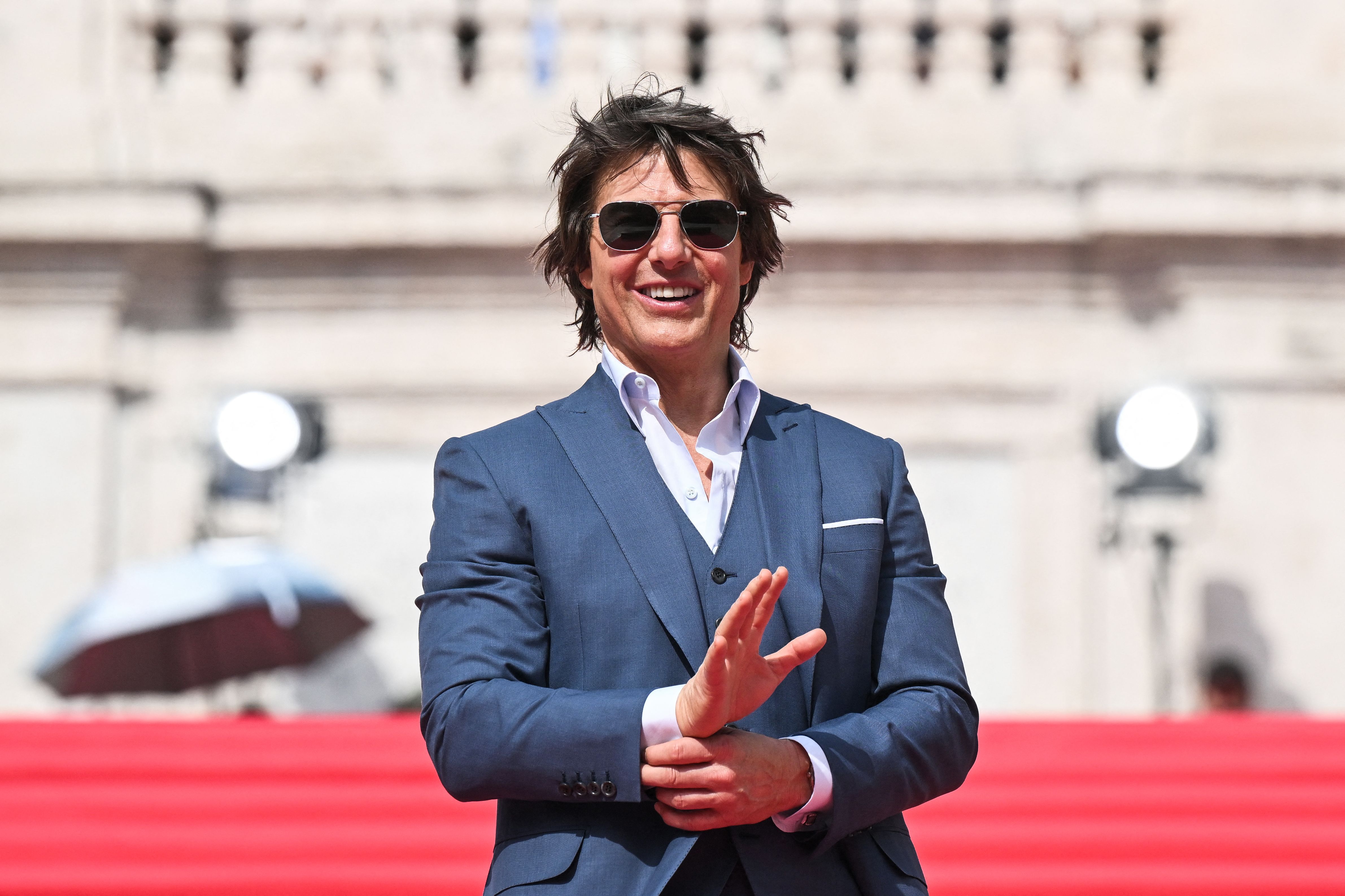 Tom Cruise posa en la Escalinata de España el 19 de junio de 2023, en Roma. | Fuente: Getty Images