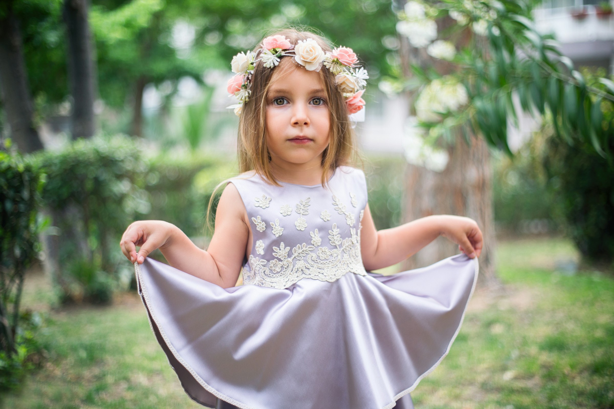 Niña con una corona de flores | Foto: Unsplash