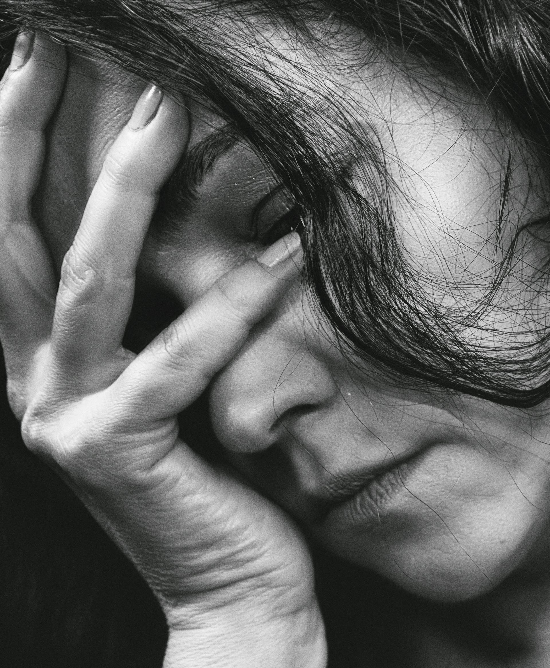 Una mujer preocupada apoyando la cabeza en una mano | Fuente: Pexels