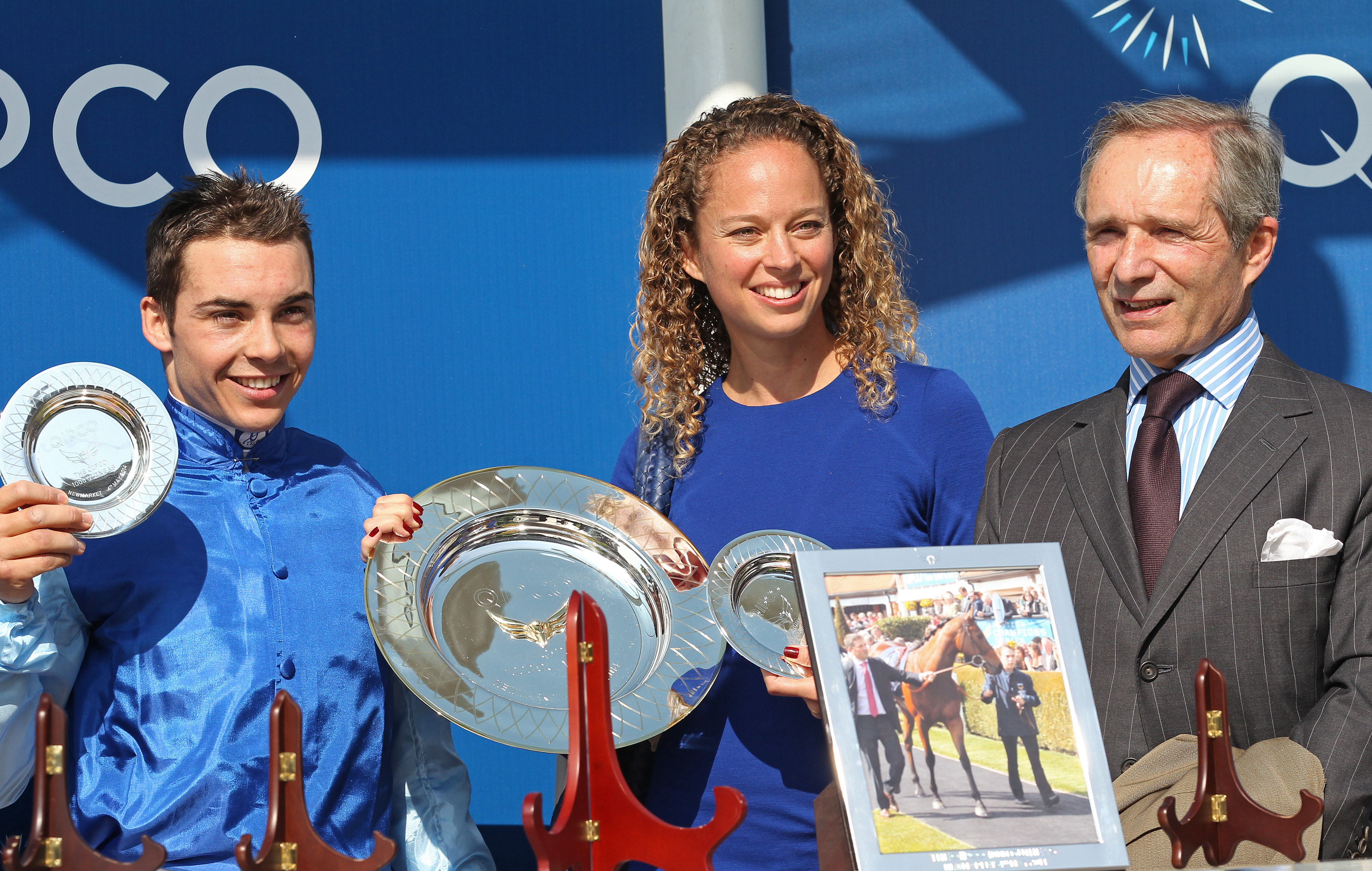 Maxime Guyon, Diane Wildenstein y André Fabre fotografiados con los trofeos en Newmarket Rowley Mile el 4 de mayo de 2014, en Newmarket, Inglaterra | Fuente: Getty Images