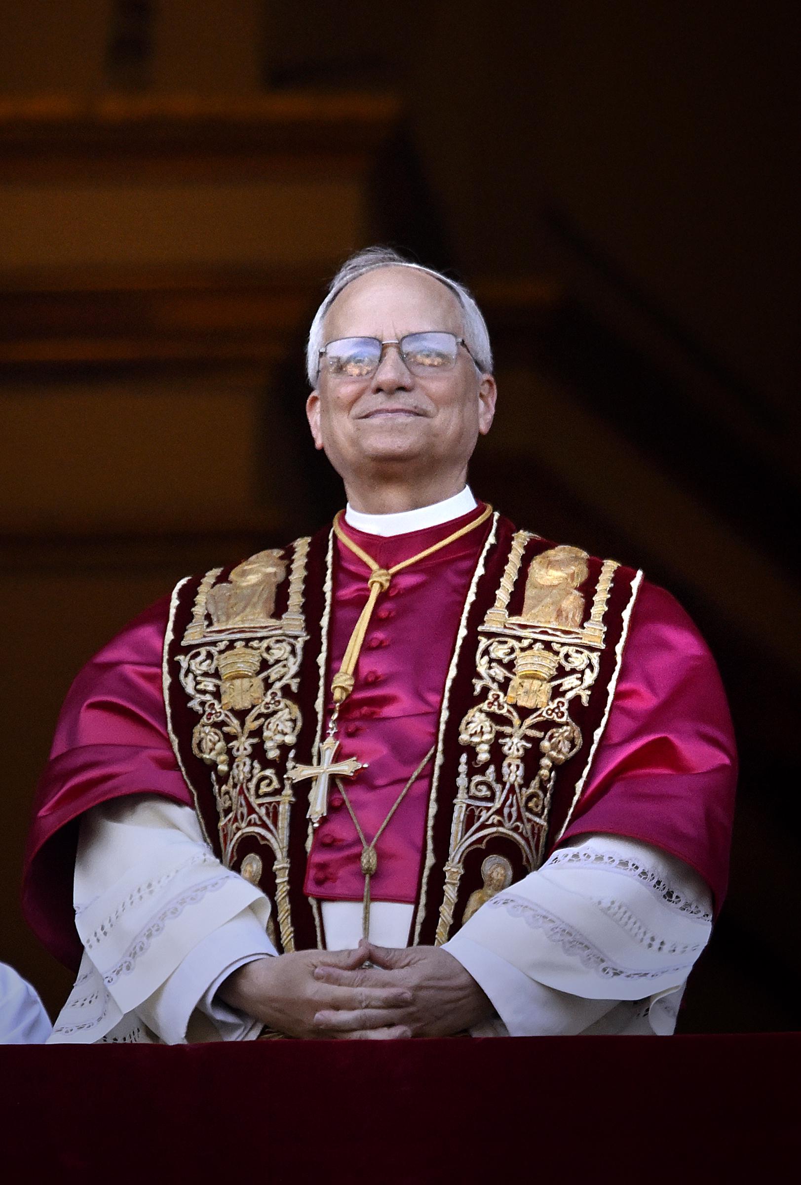 El cardenal Robert Prevost, el papa León XIV, el 267º papa de la historia, comparece ante sus fieles en el balcón de la Basílica de San Pedro el 8 de mayo de 2025, en Ciudad del Vaticano (Vaticano). | Fuente: Getty Images