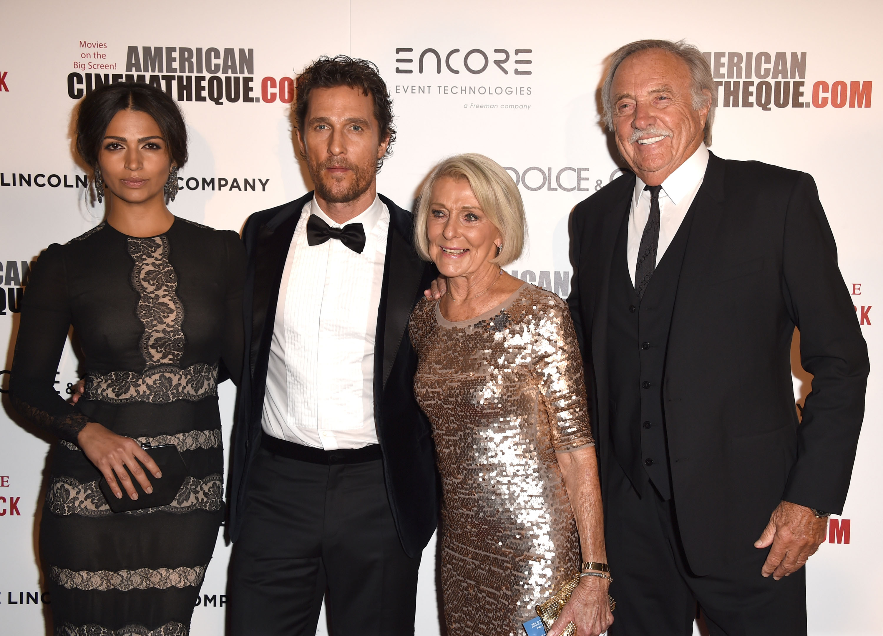 Camila Alves, Matthew McConaughey, Kay McCabeat y James Donald McConaughey en la entrega del 28º premio anual de la American Cinematheque, el 21 de octubre de 2014 en Beverly Hills, California. | Foto: Getty Images