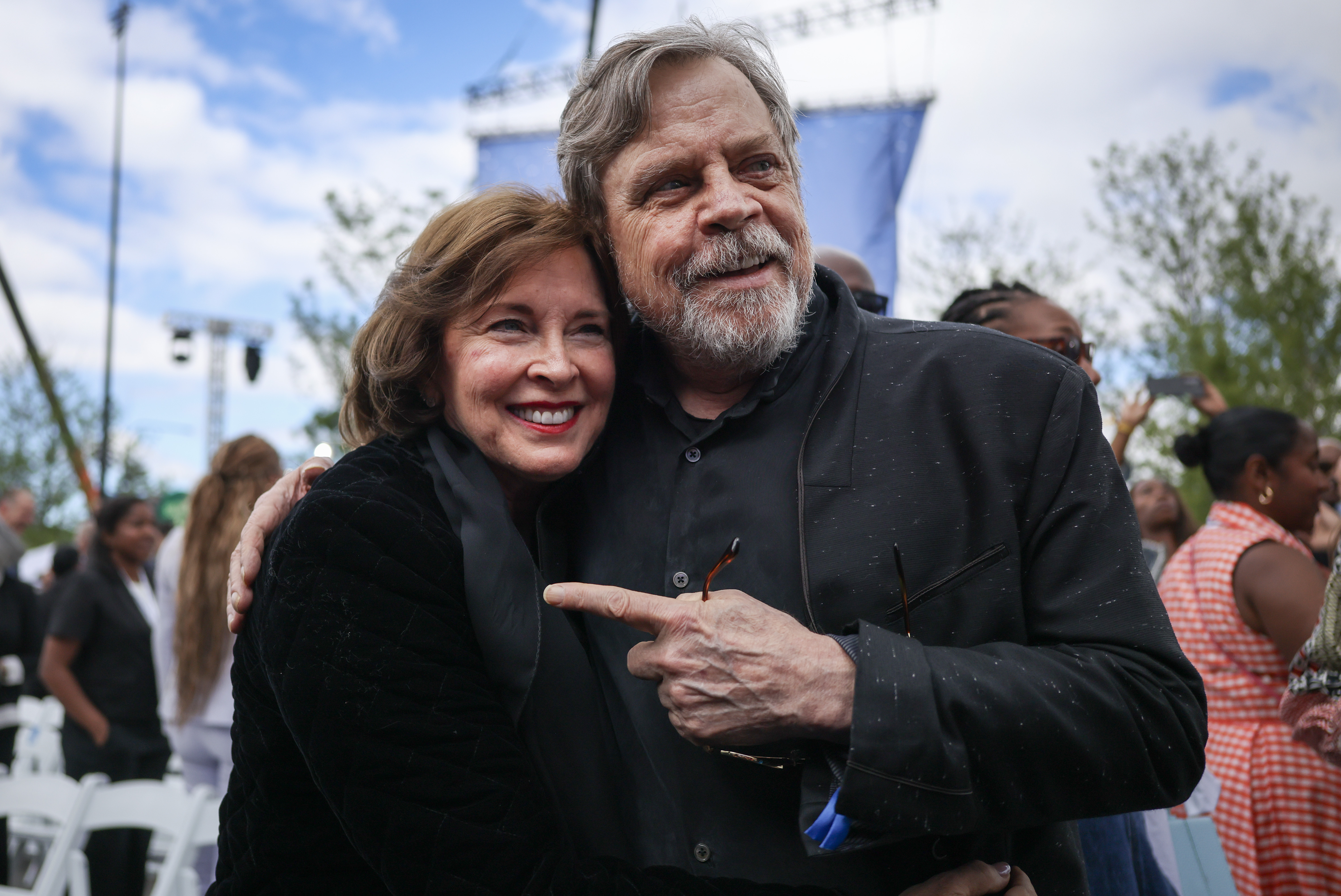 Mark Hamill y su esposa, Marilou York, posan para una foto antes de la ceremonia de inauguración del Centro Presidencial Barack Obama, celebrada el 18 de junio en Chicago, Illinois. La pareja lleva casada desde 1978 y este diciembre cumplirá su 47.º aniversario de boda. | Fuente: Getty Images