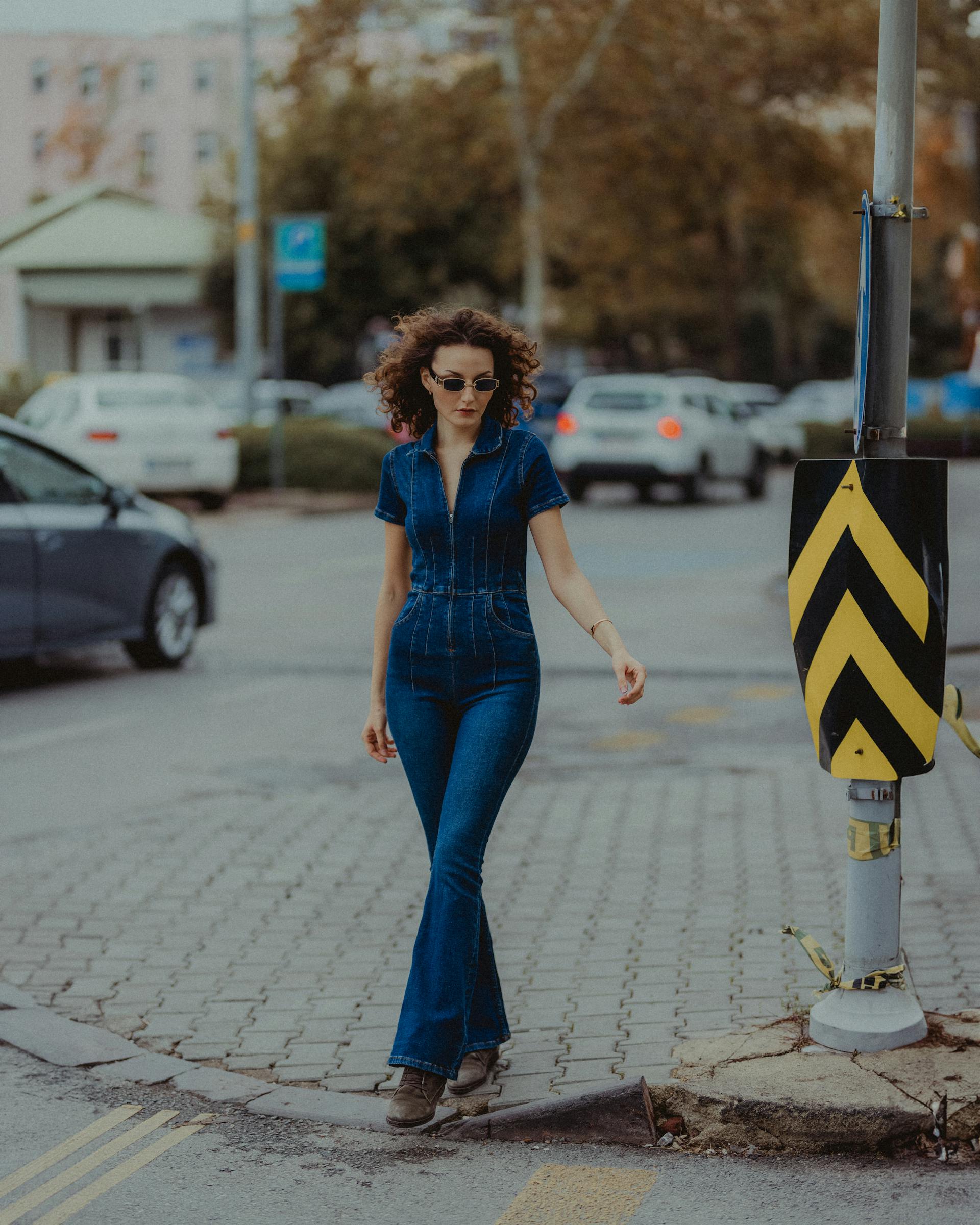 Una mujer caminando por la calle | Fuente: Pexels