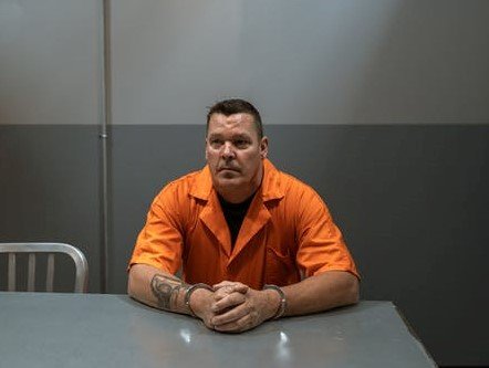 Hombre en uniforme de prisión. | Foto: Pexels