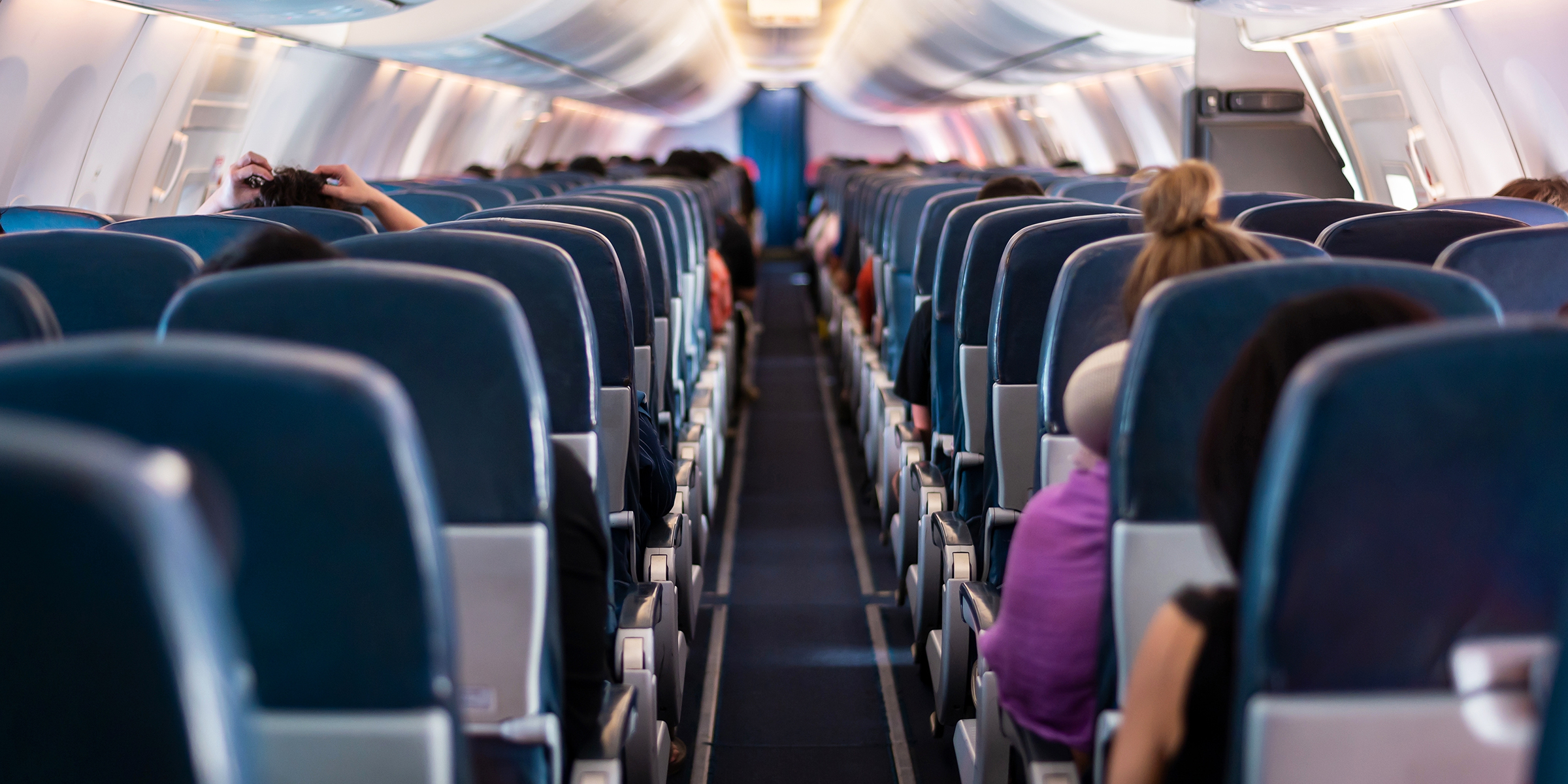 Pasajeros en un avión | Fuente: Shutterstock