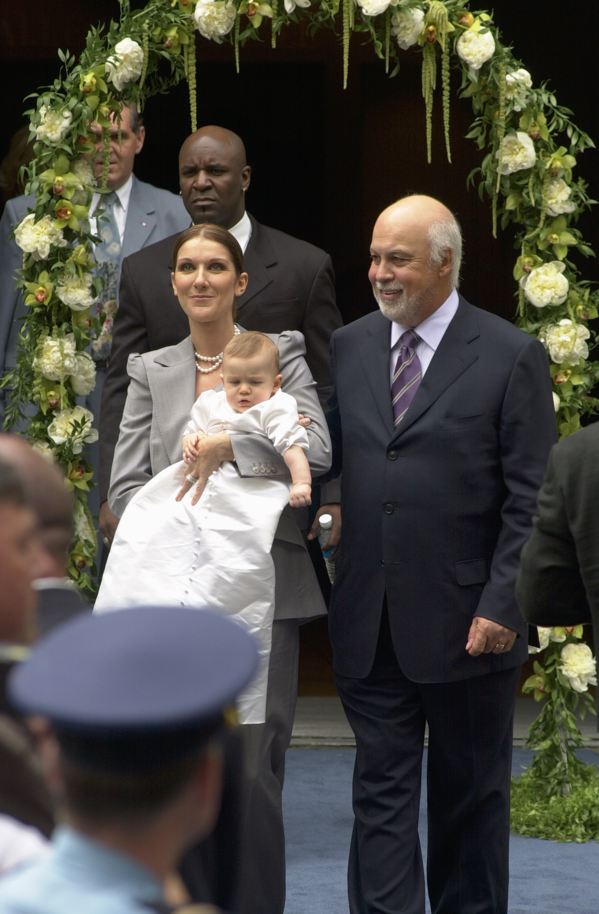 Céline Dion, Rene-Charles y René Angélil fotografiados saliendo de la capilla de la Basílica de Notre-Dame el 25 de julio de 200 en Montreal, Canadá. | Fuente: Getty Images