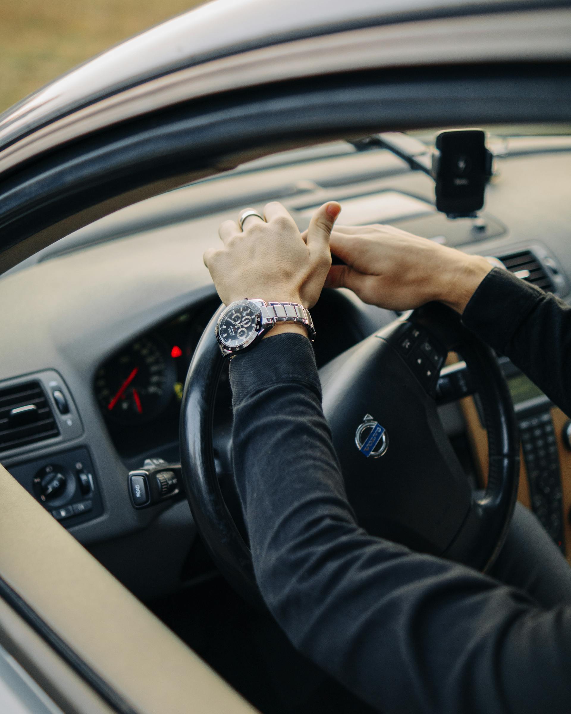 Un hombre sujetando el volante | Foto: Pexels