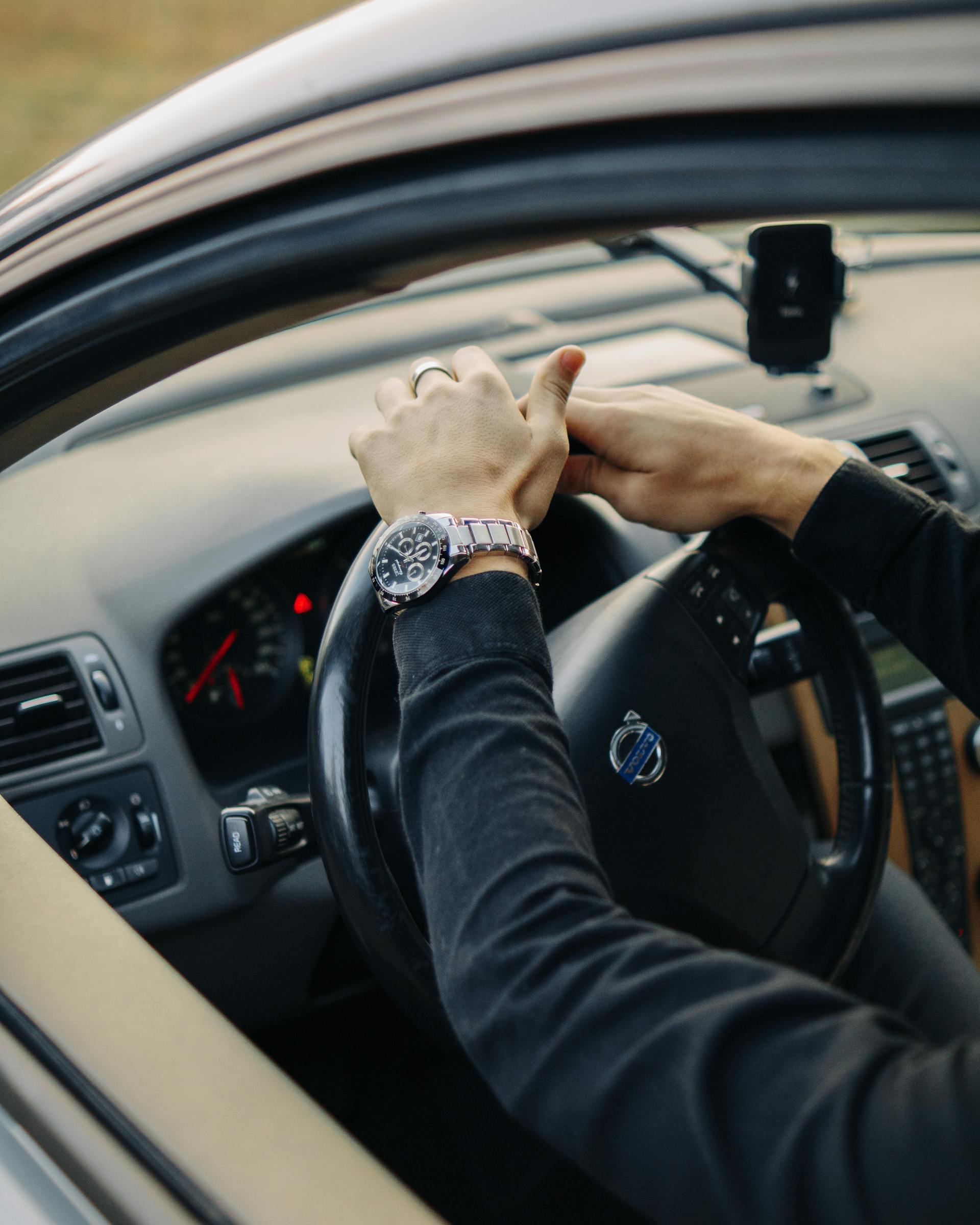 Un hombre sujetando el volante | Fuente: Pexels