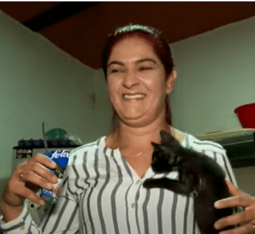 Nancy Flórez sonriente a punto de alimentar a uno de sus animales. | Foto: Youtube/ Noticias Caracol