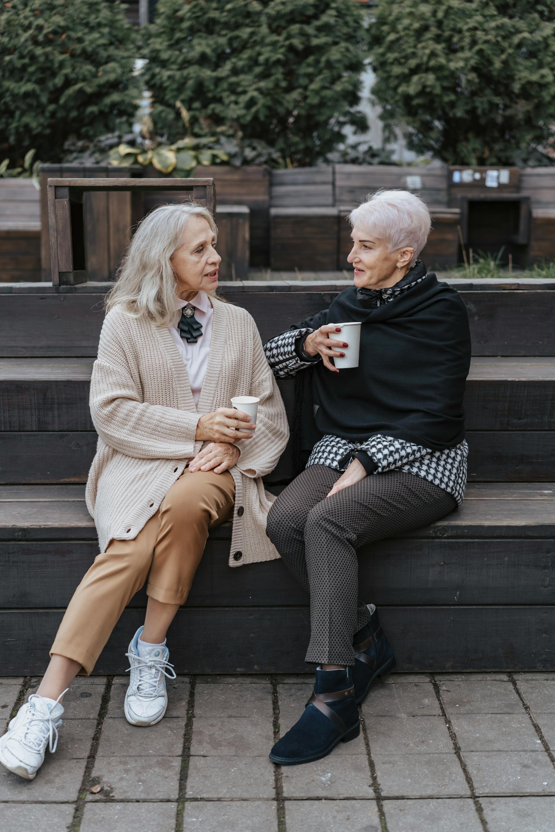 Dos mujeres tomando café juntas | Fuente: Pexels