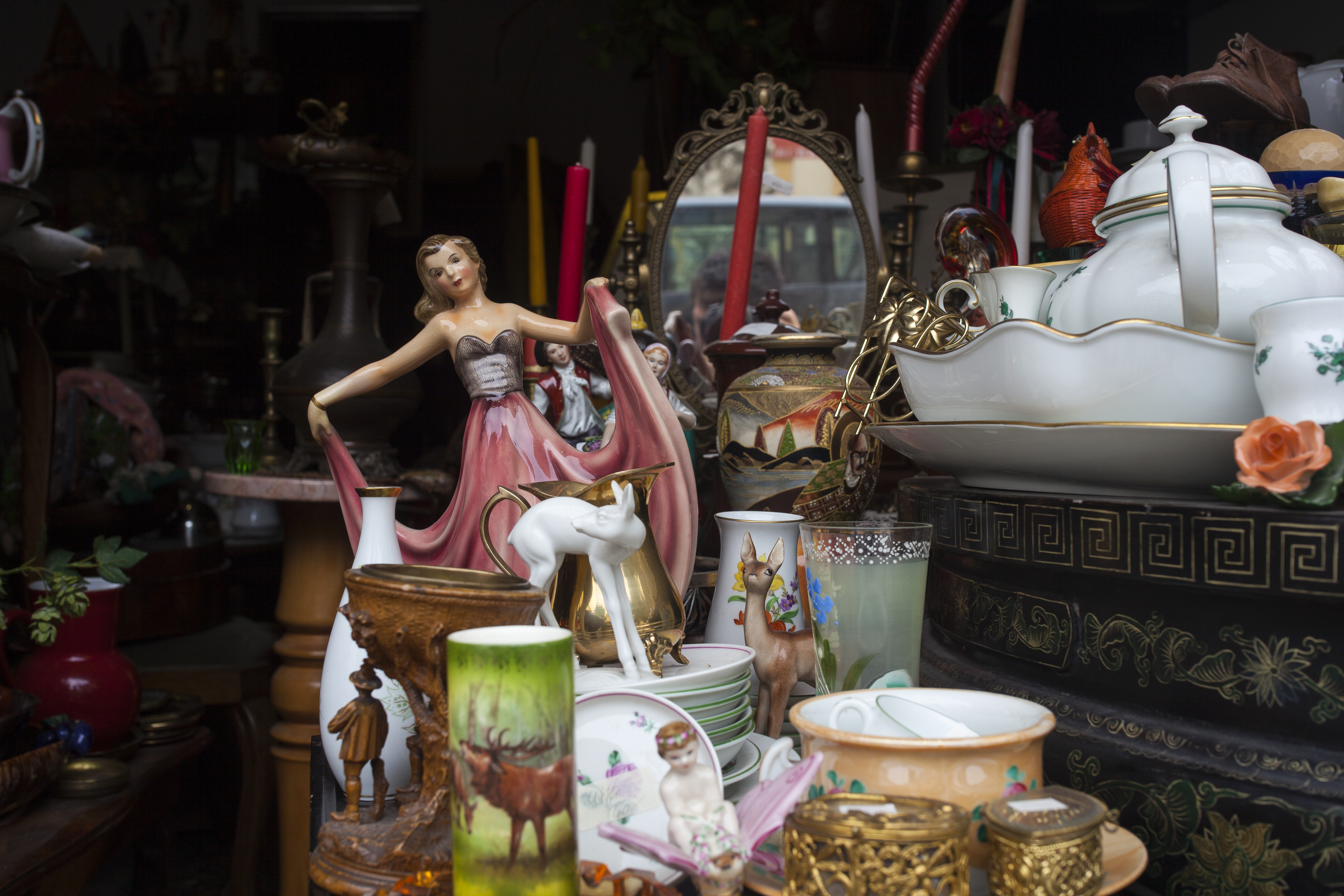 Objetos antiguos a la venta en una venta de garaje | Foto: Getty Images