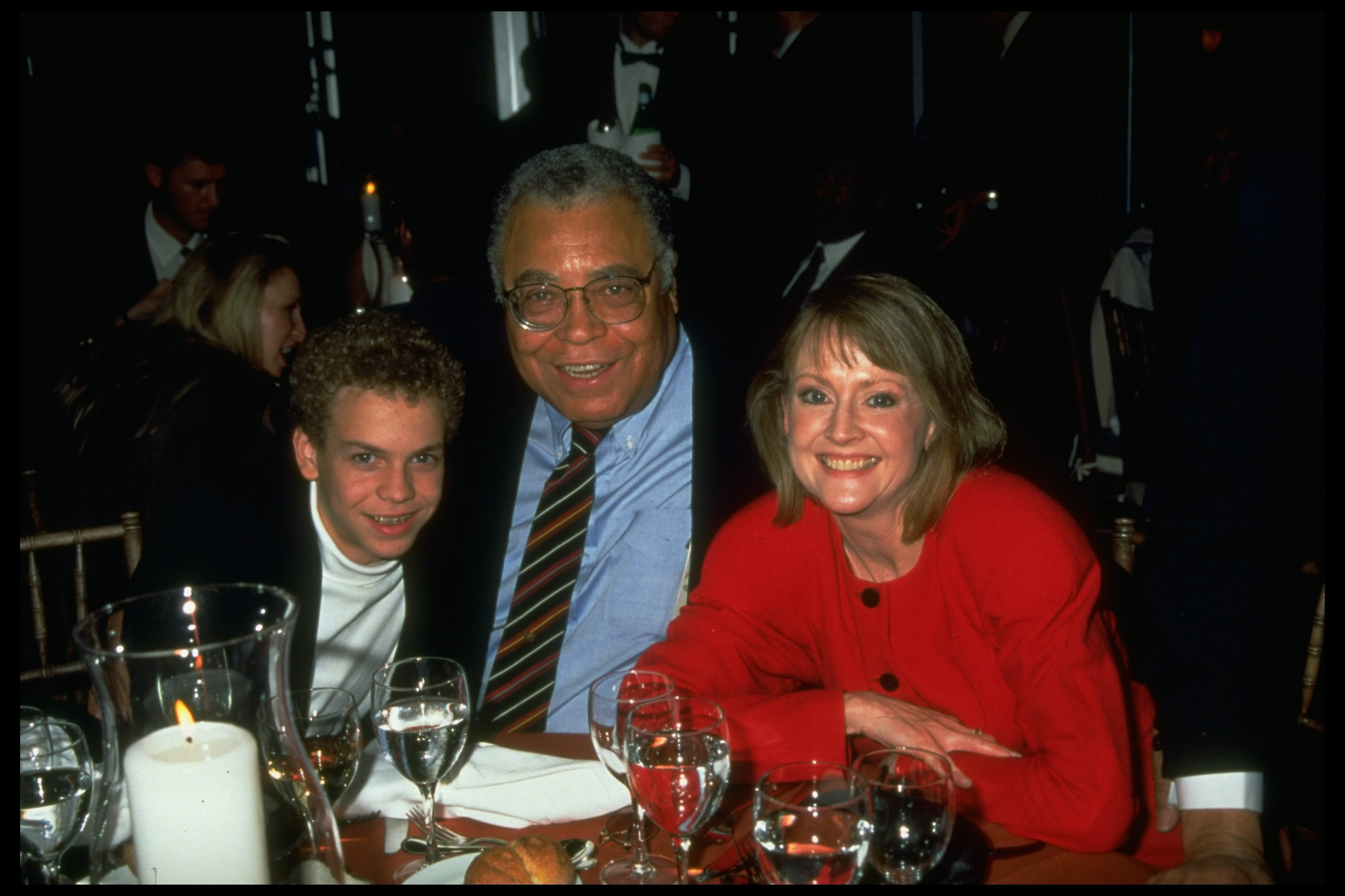 Flynn Earl Jones, James Earl Jones y Cecilia Hart en la gala benéfica de NYC para los Amigos del Fondo Nelson Mandela para la Infancia, el 24 de octubre de 1995. | Fuente: Getty Images