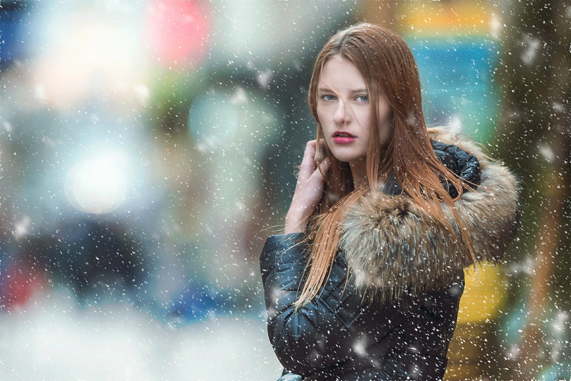 Mujer con abrigo invernal bajo la nieve. | Foto: Pixabay