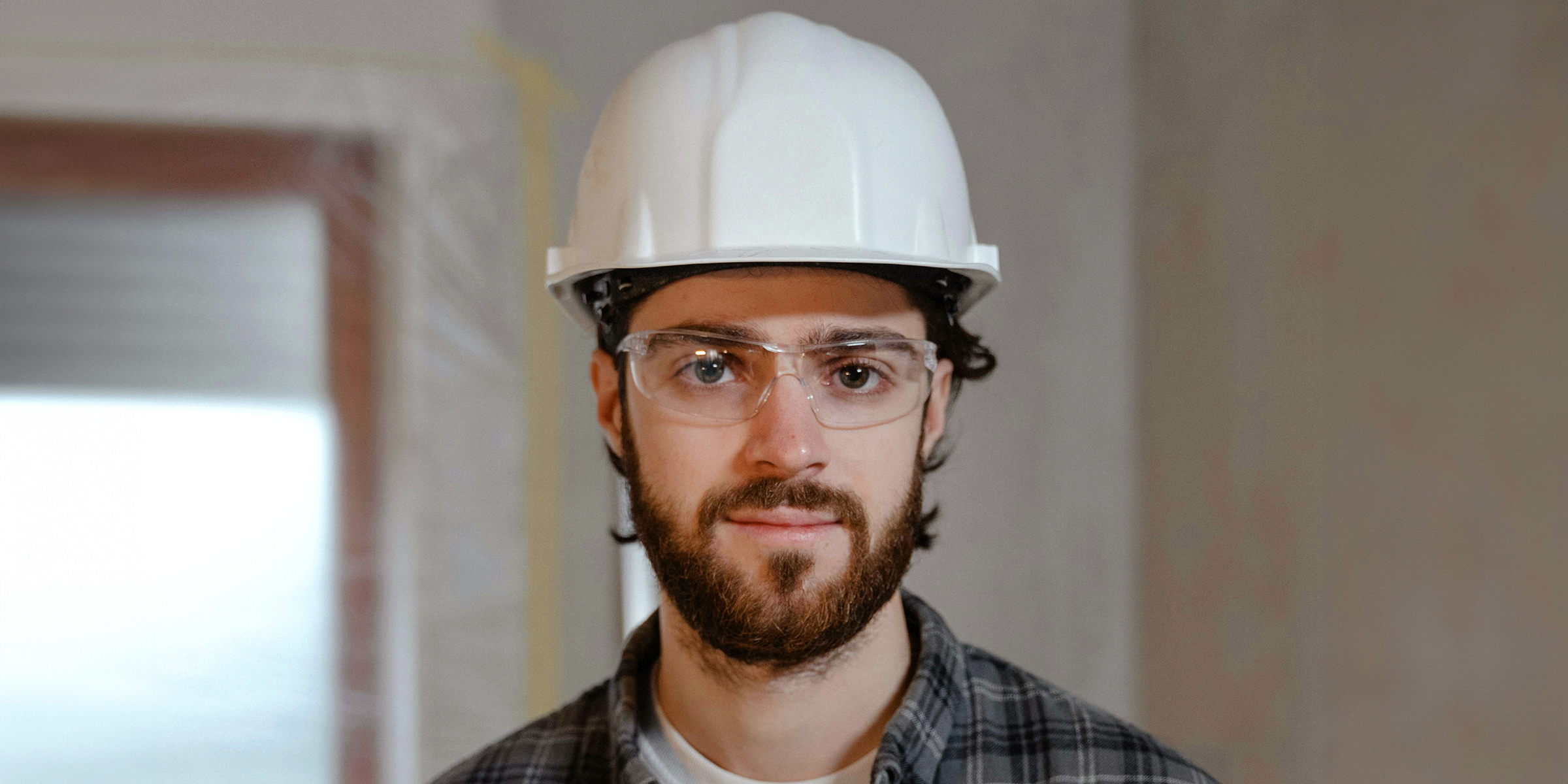 Un obrero de la construcción con aspecto serio | Fuente: Pexels.com/tima-miroshnichenko
