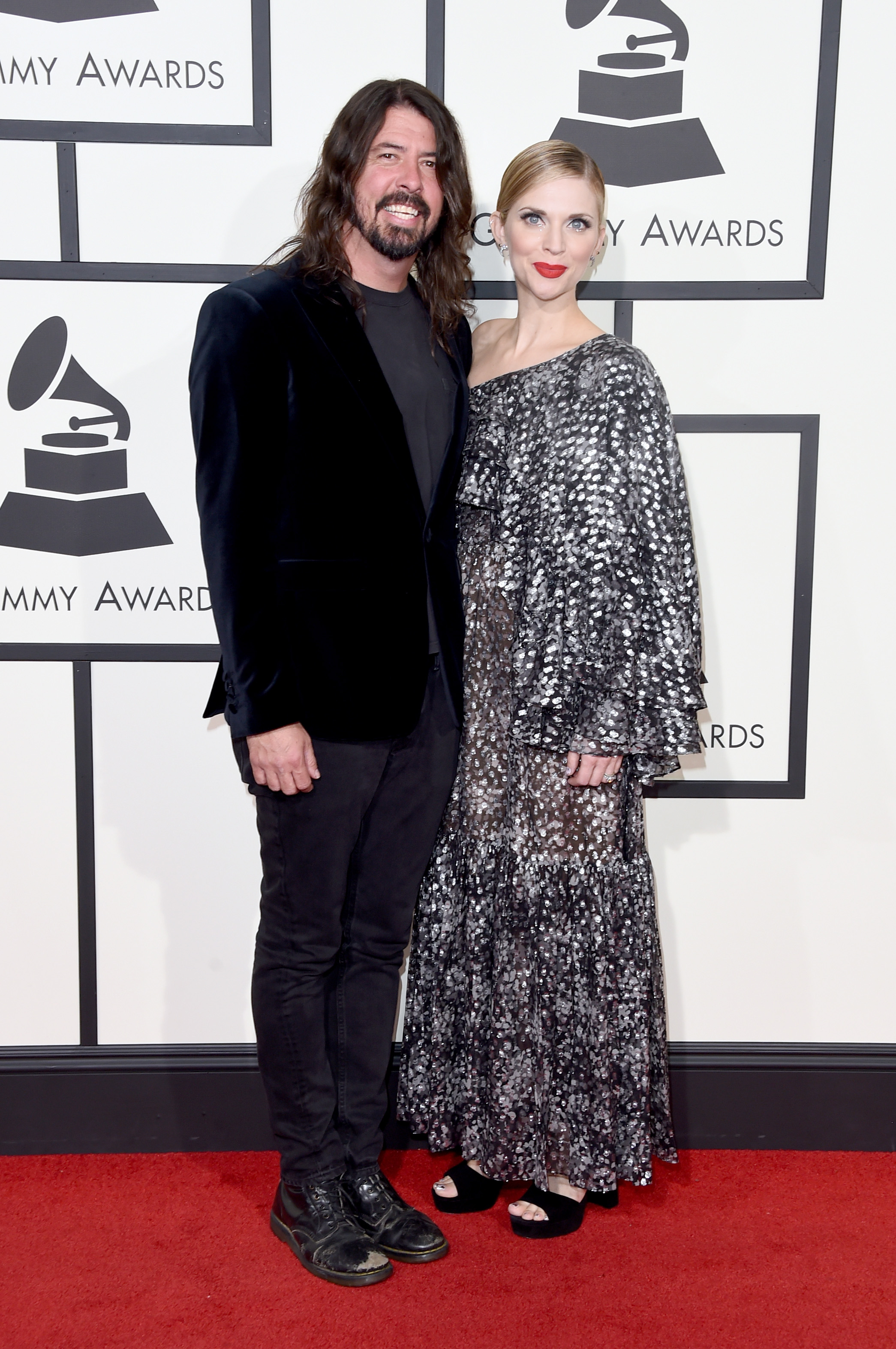 Dave Grohl y Jordyn Blum asisten a la 58ª edición de los premios GRAMMY en el Staples Center el 15 de febrero de 2016, en Los Ángeles, California | Fuente: Getty Images