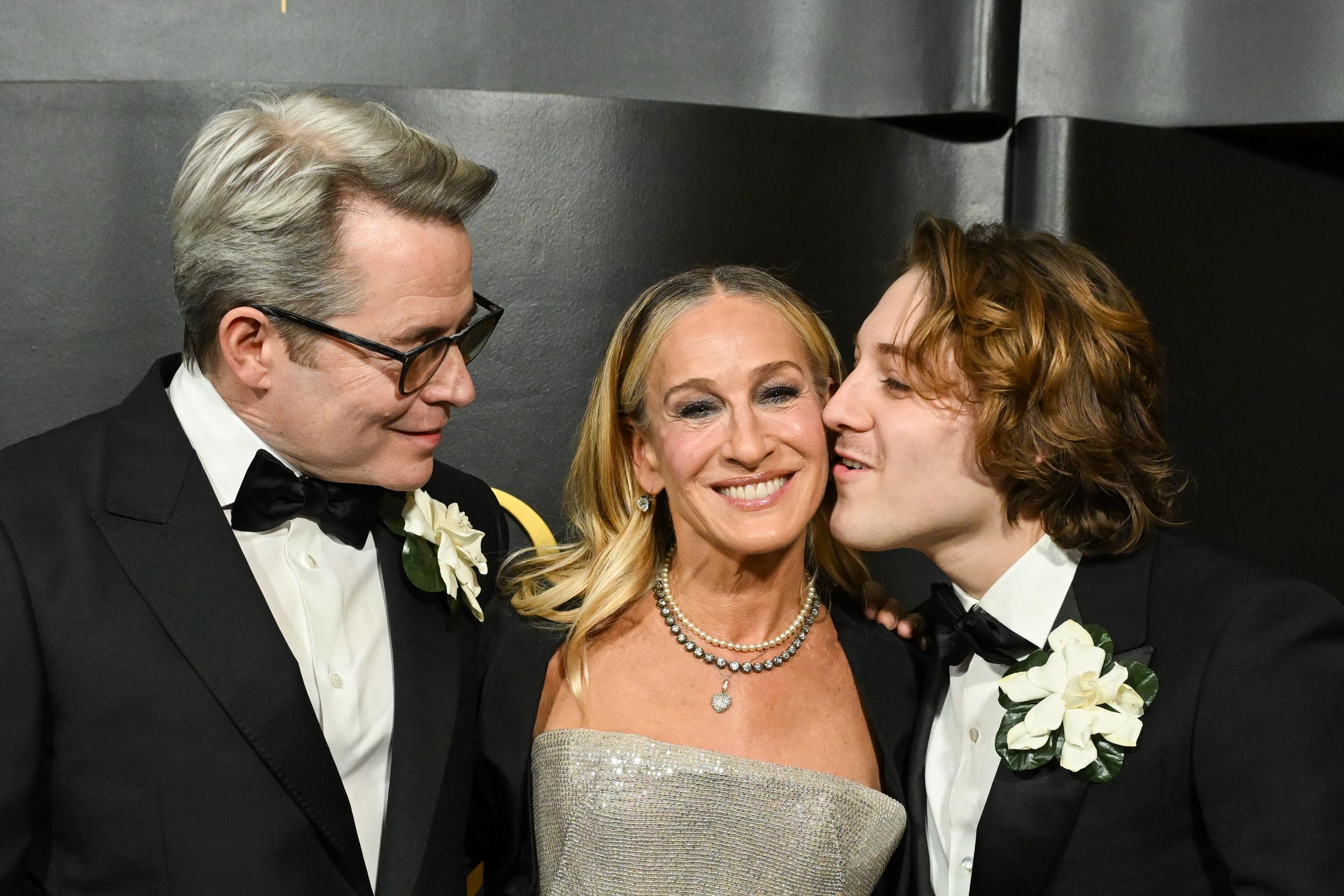 James Wilkie se unió a sus padres en una celebración formal, donde quedó patente el vínculo entre padre e hijo. Matthew Broderick y Sarah Jessica Parker llevan casados casi tres décadas, lo que los convierte en una de las parejas más duraderas de Hollywood. | Fuente: Getty Images.