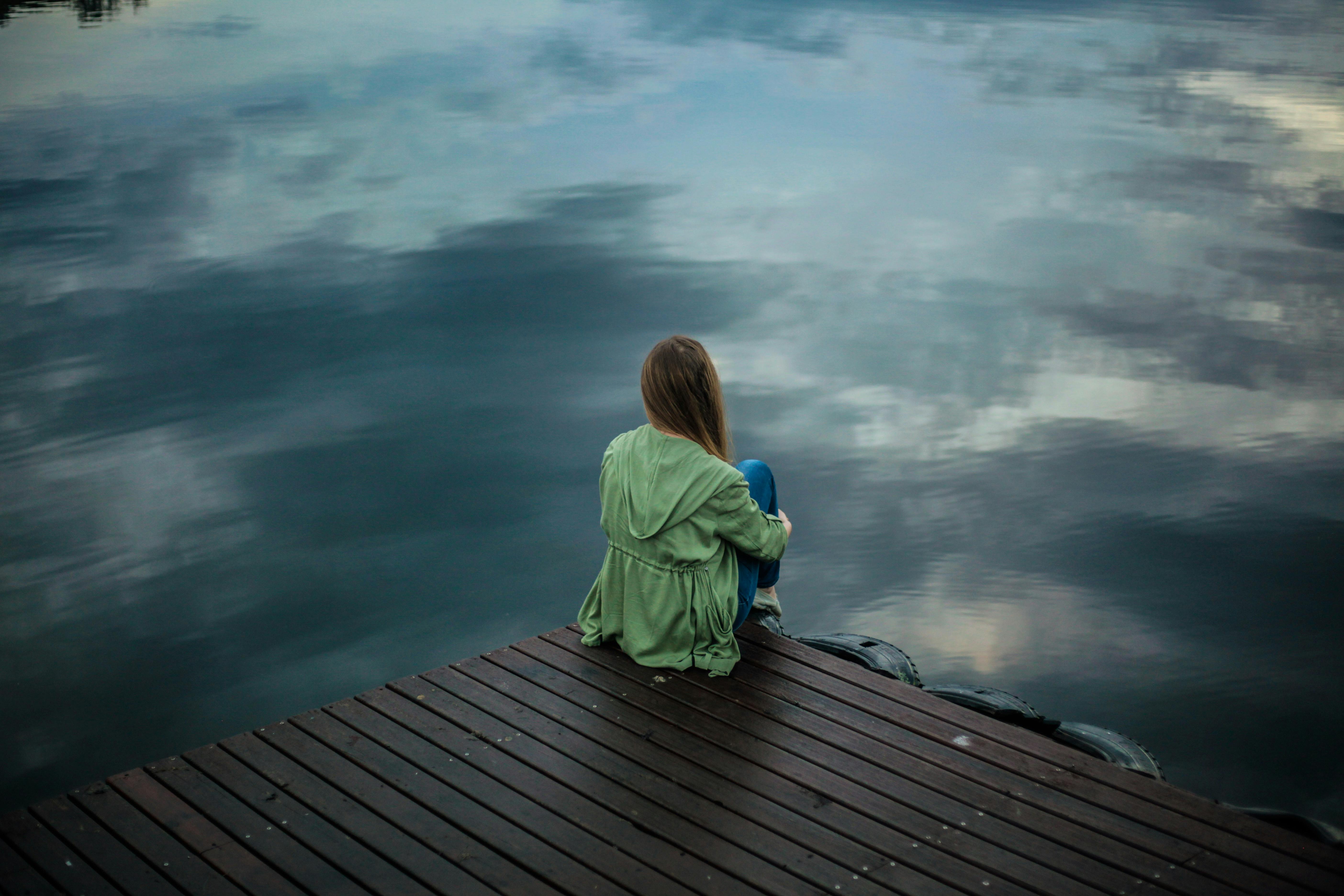 Mujer sentada en una terraza | Foto: Pexels