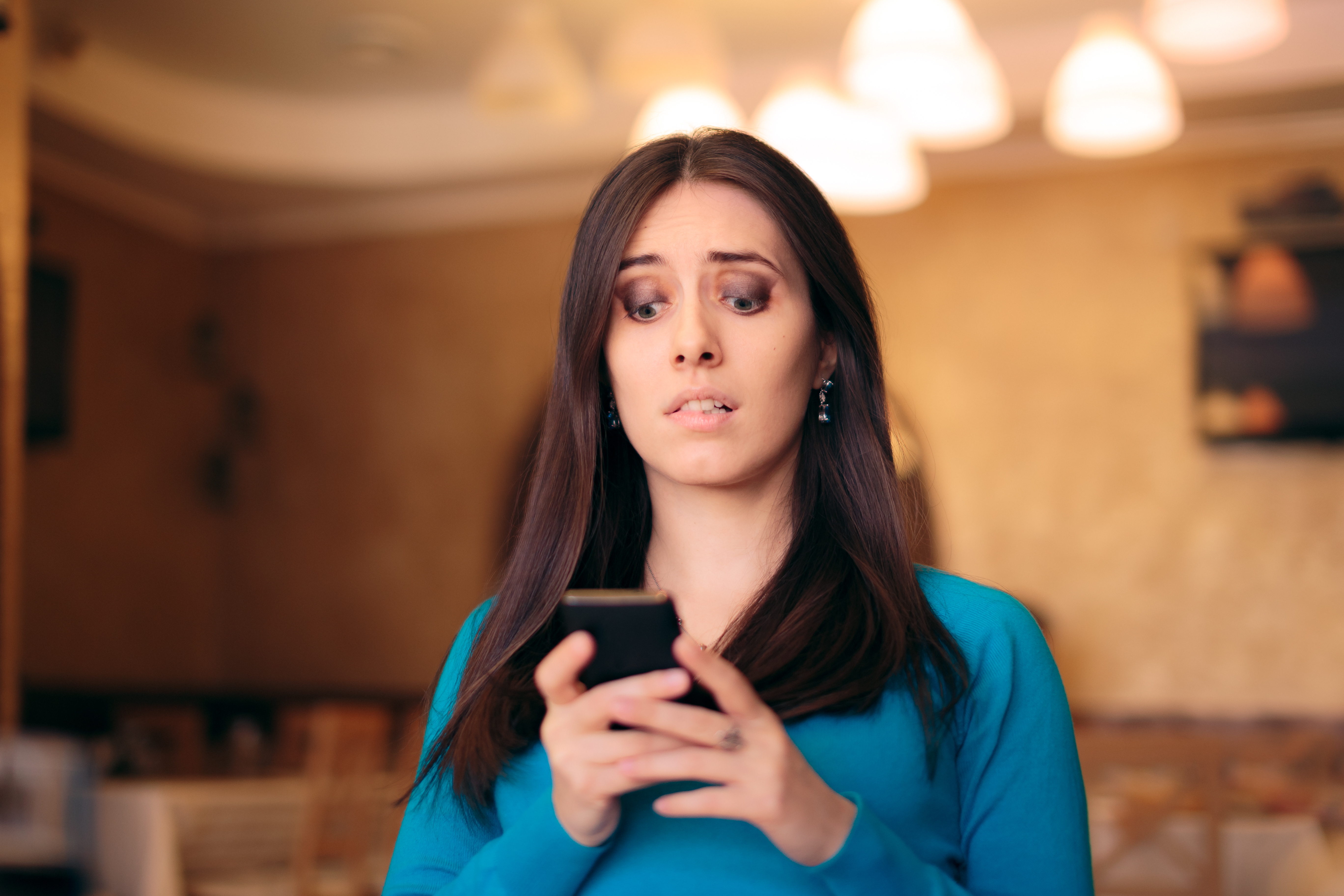 Una mujer sorprendida por su teléfono | Foto: Shutterstock