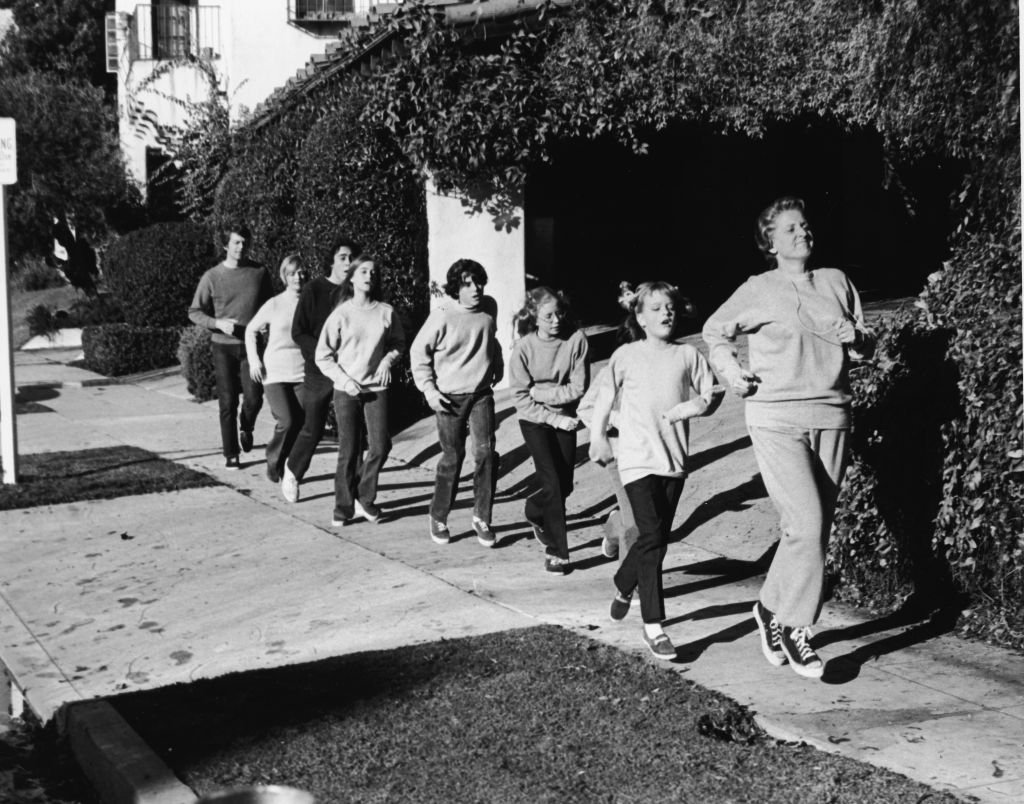 Ann B. Davis dirige a la familia Brady en un riguroso footing en un fotograma de la serie de televisión "The Brady Bunch", 1972 | Fuente: Getty Images